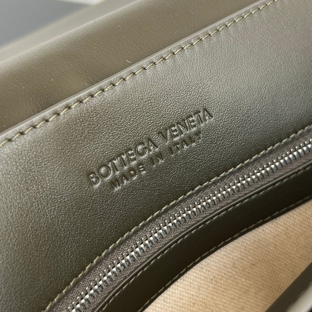 BOTT V ANDIAMO MESSENGER BAG