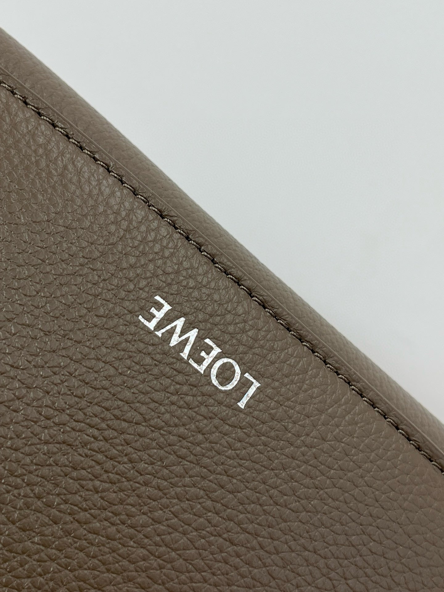 LOEW PEBBLE MESSENGER BAG