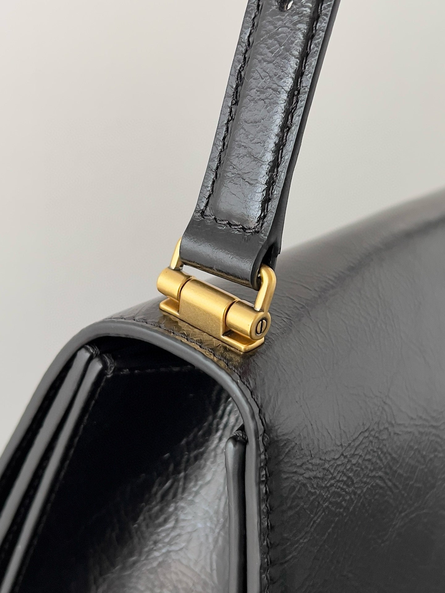 BAL MEDIUM CRUSH BAG