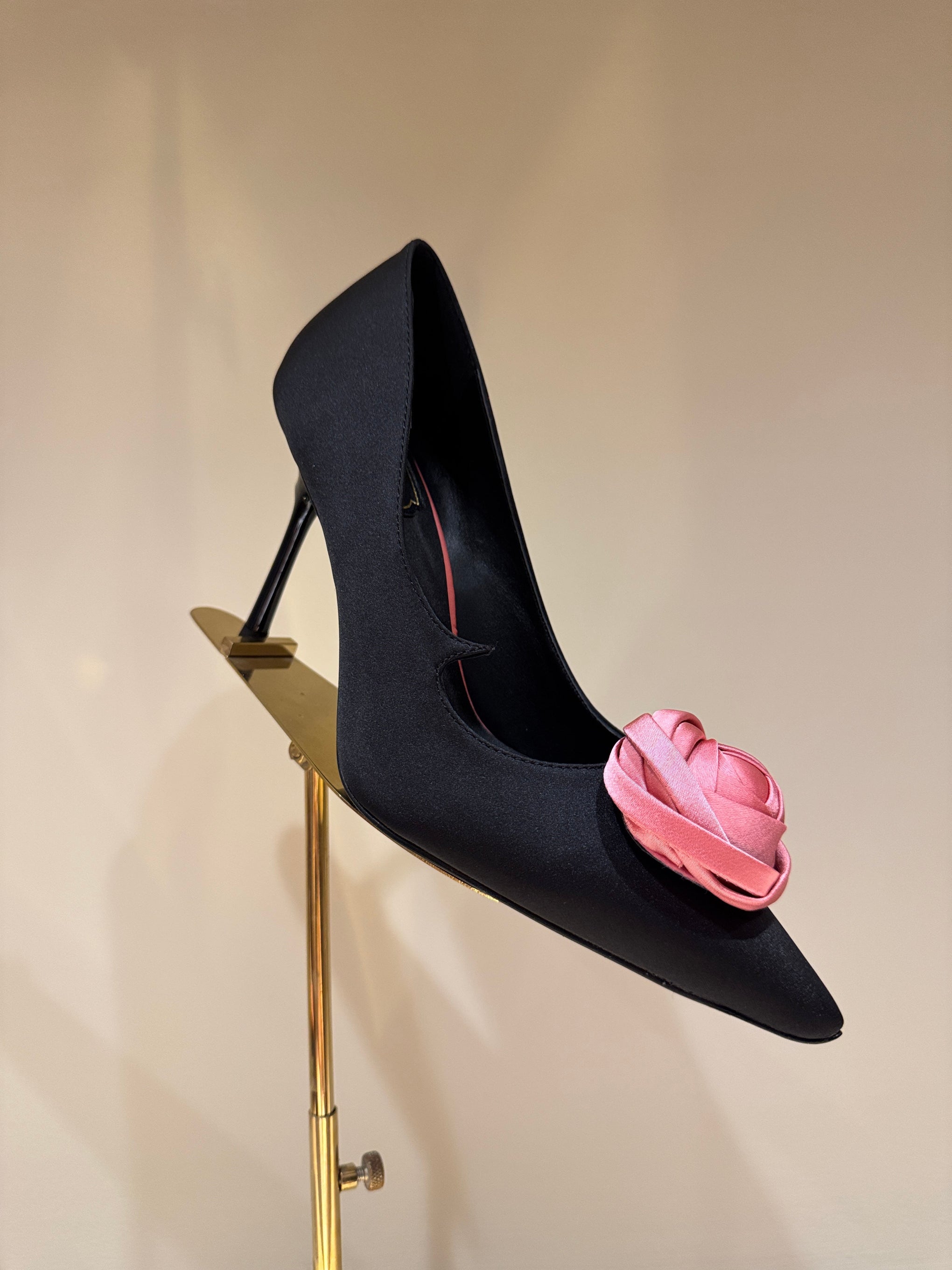 ROGER V HEELS