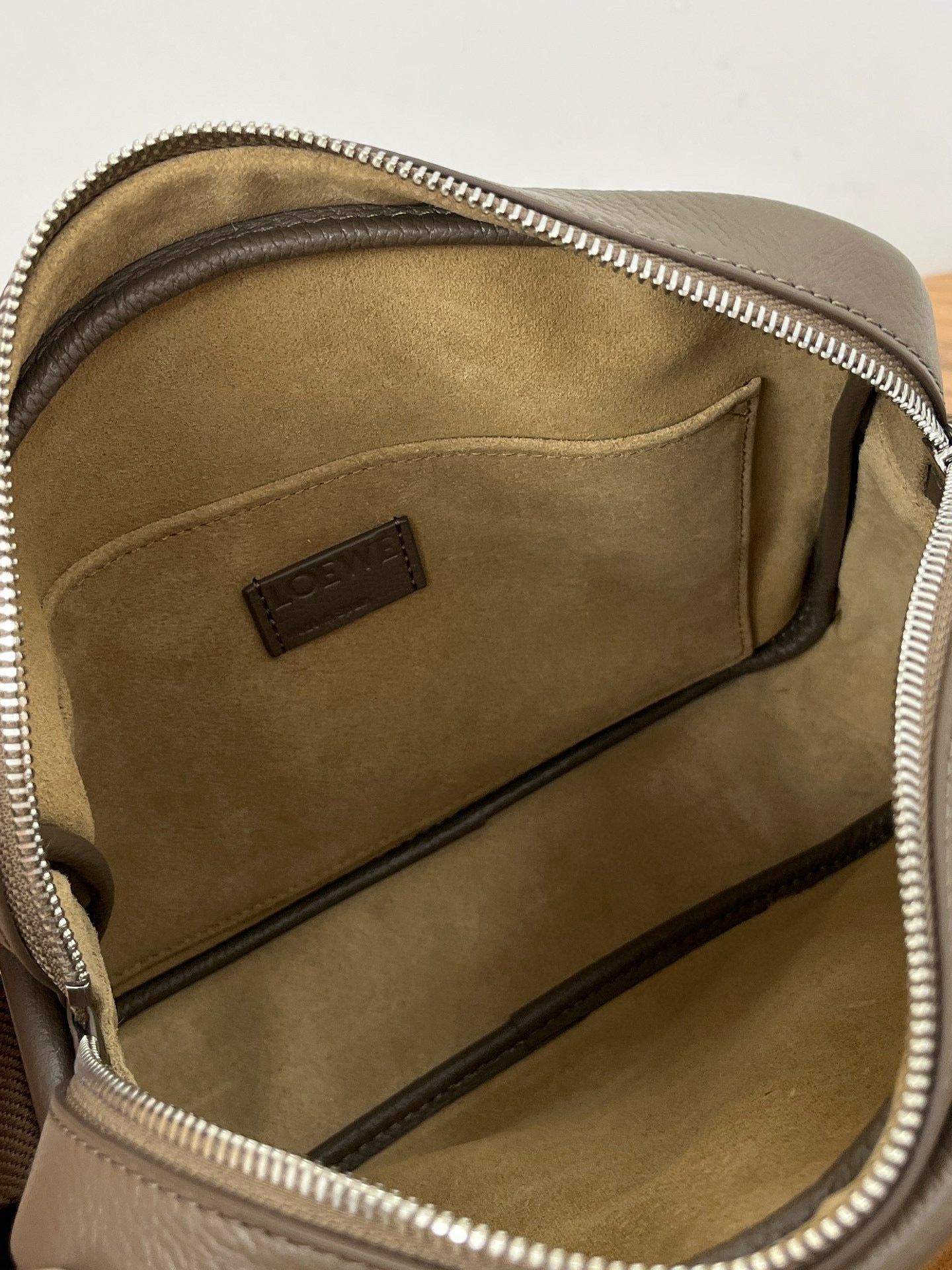 LOEW PEBBLE MESSENGER BAG