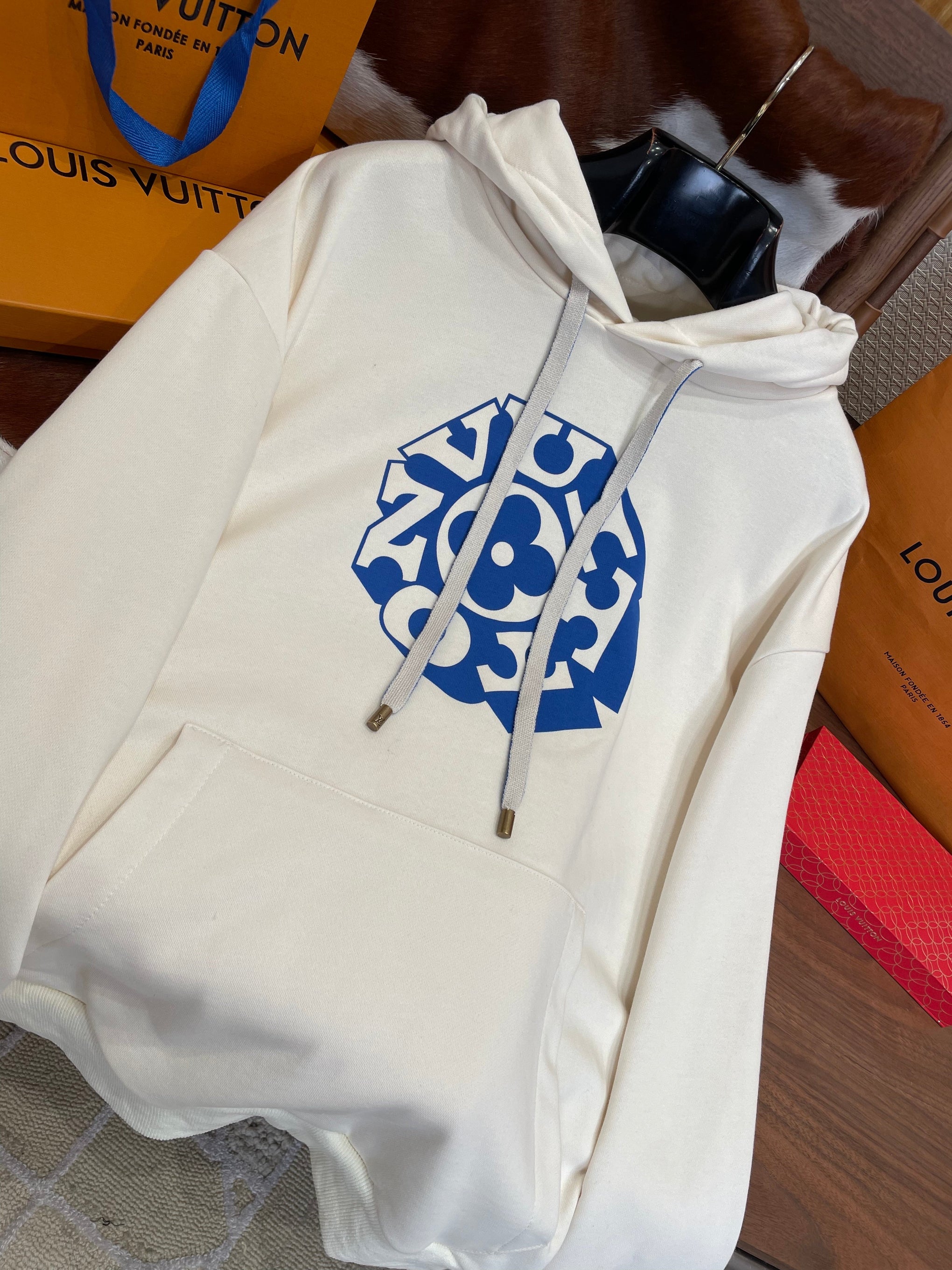 LOU HOODIE