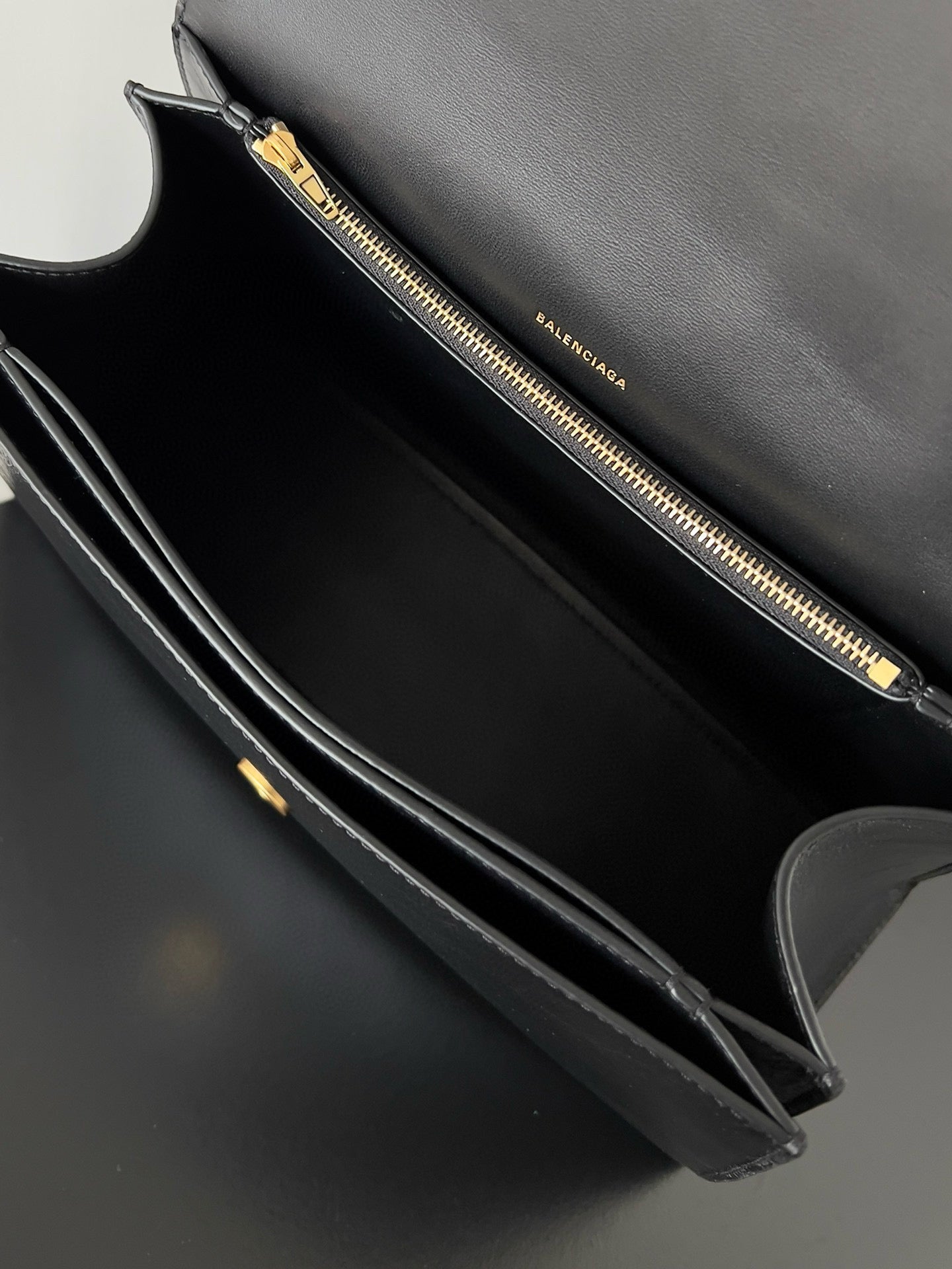 BAL MEDIUM CRUSH BAG