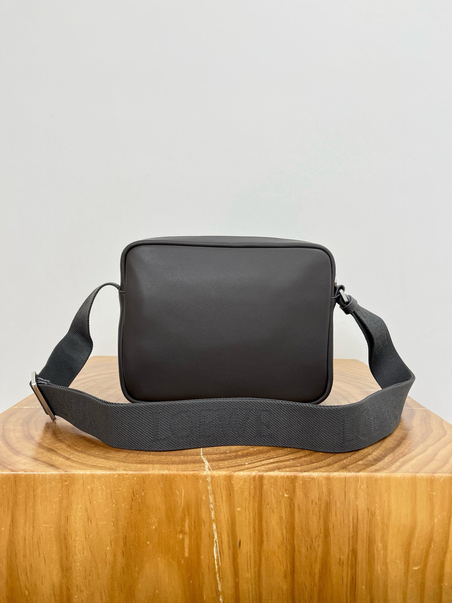 LOEW PEBBLE MESSENGER BAG