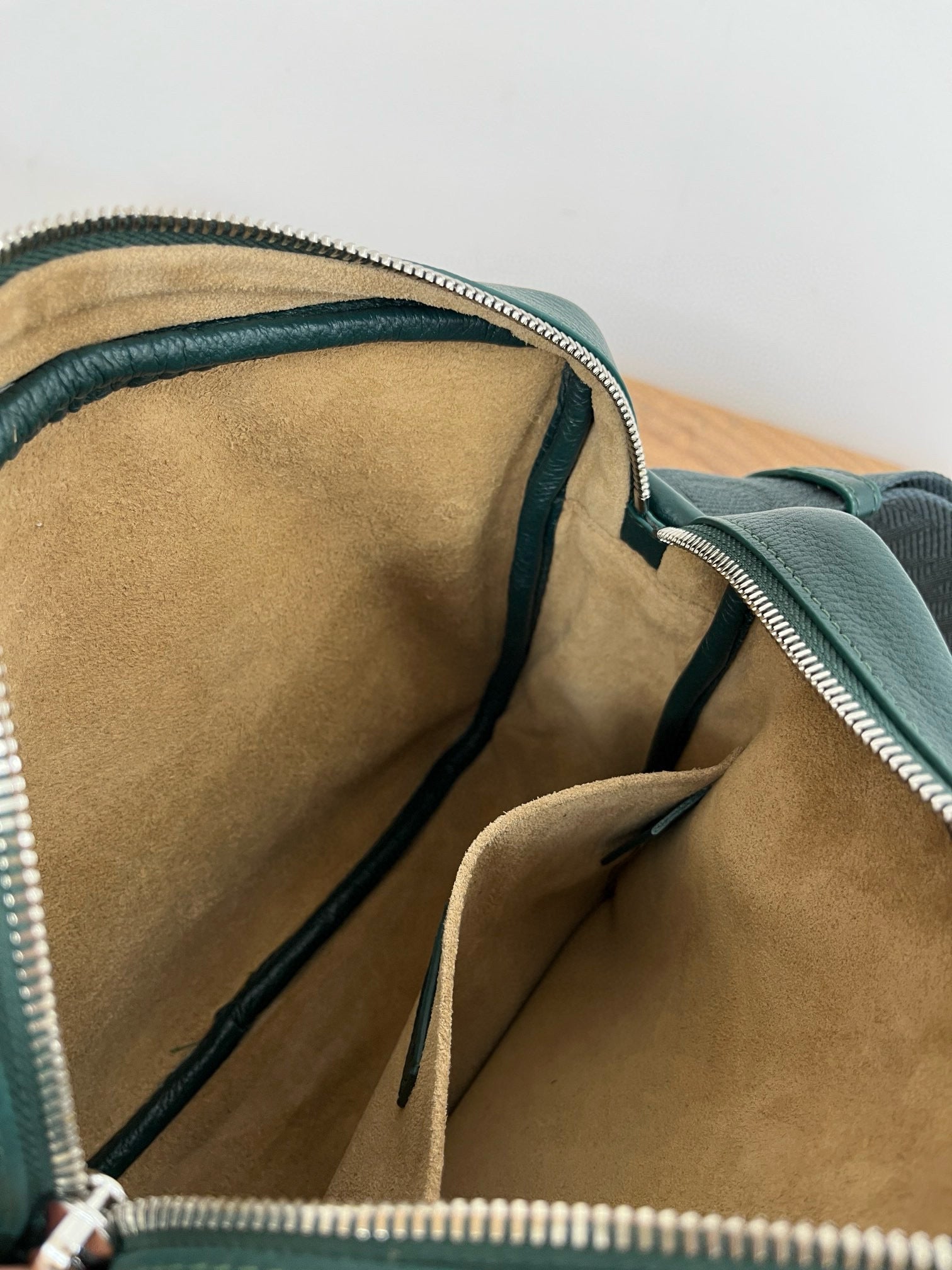 LOEW PEBBLE MESSENGER BAG