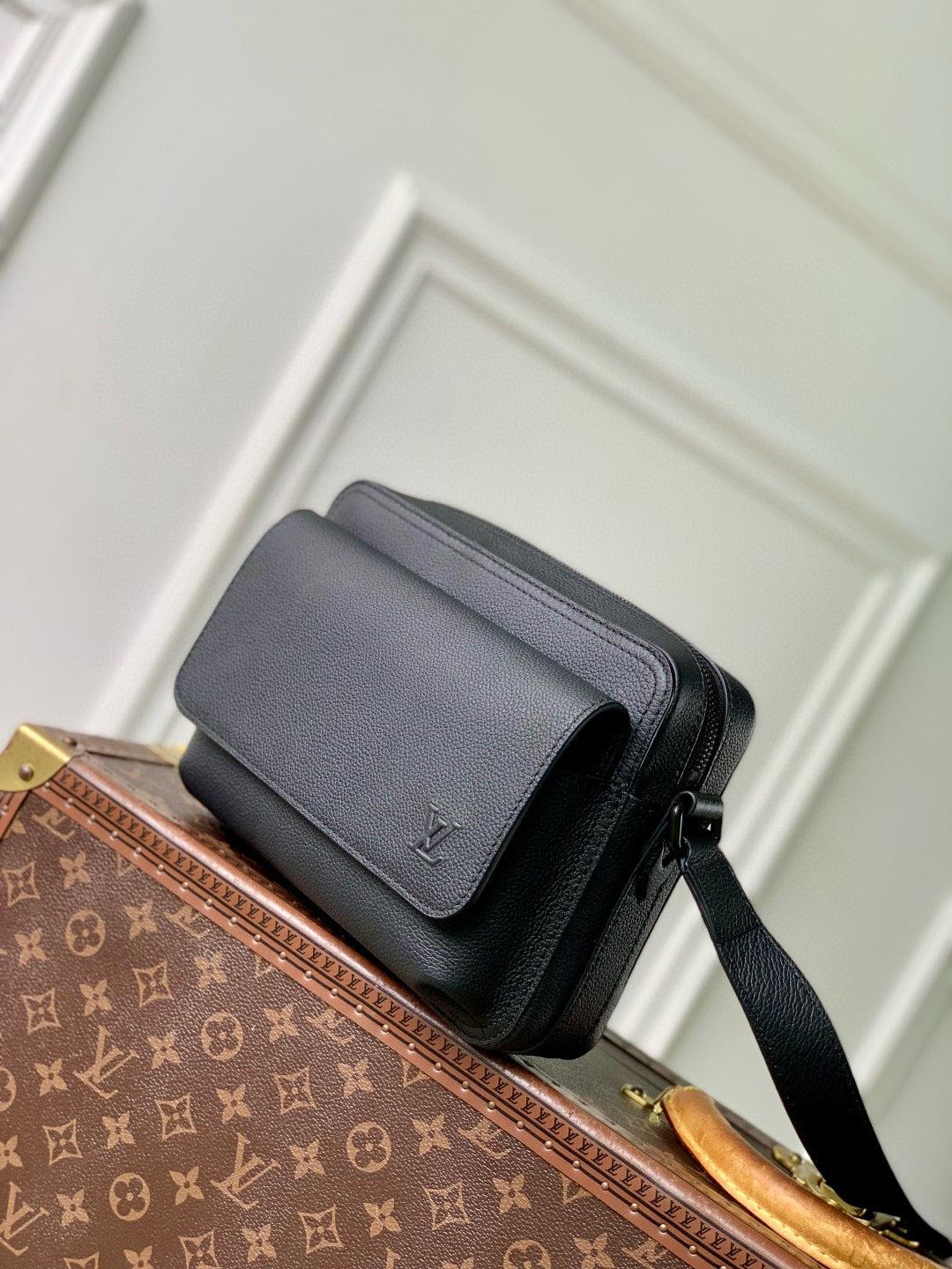 LOU BOARDING MESSENGER BAG