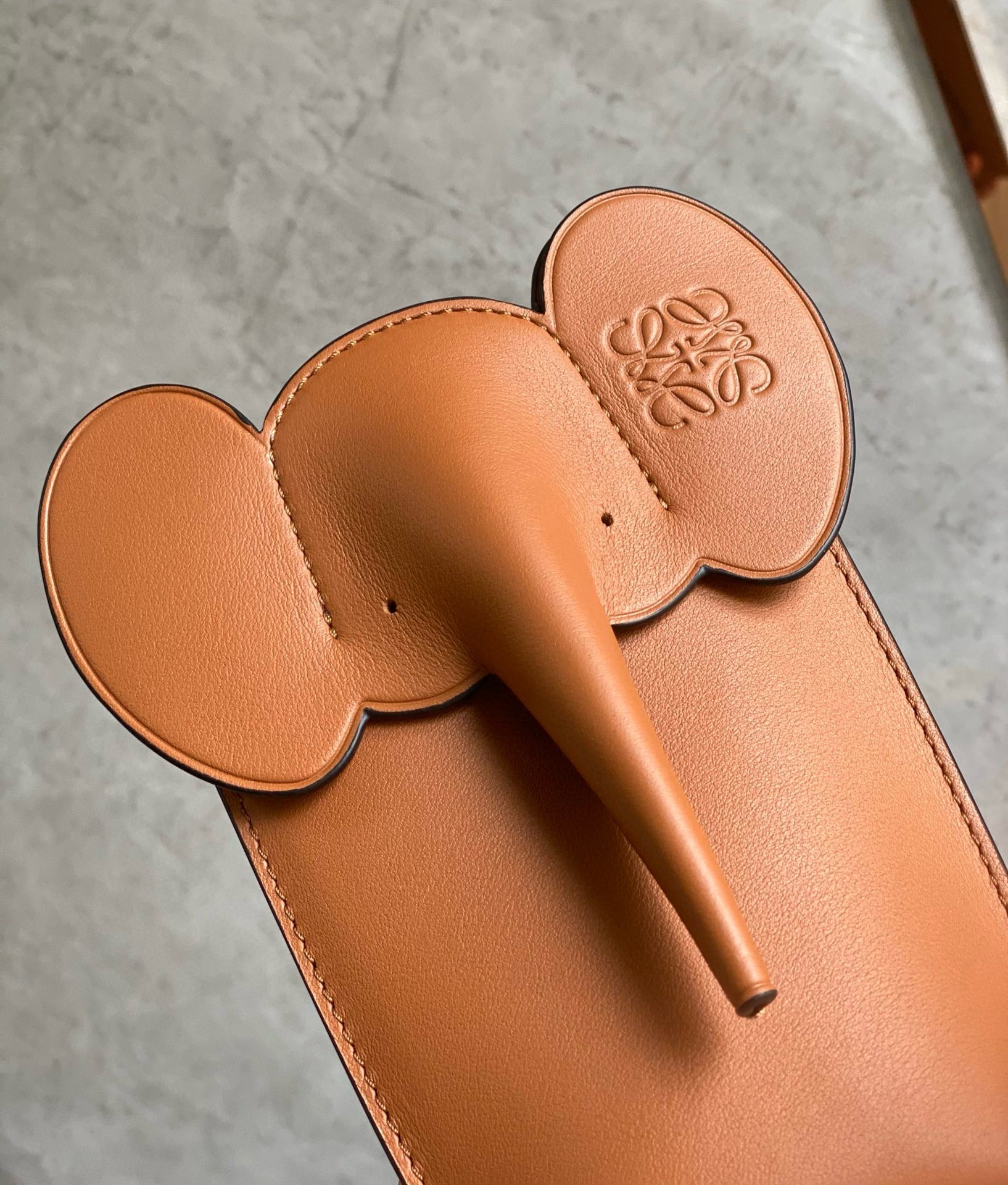 LOEW ELEPHANT POCKET BAG