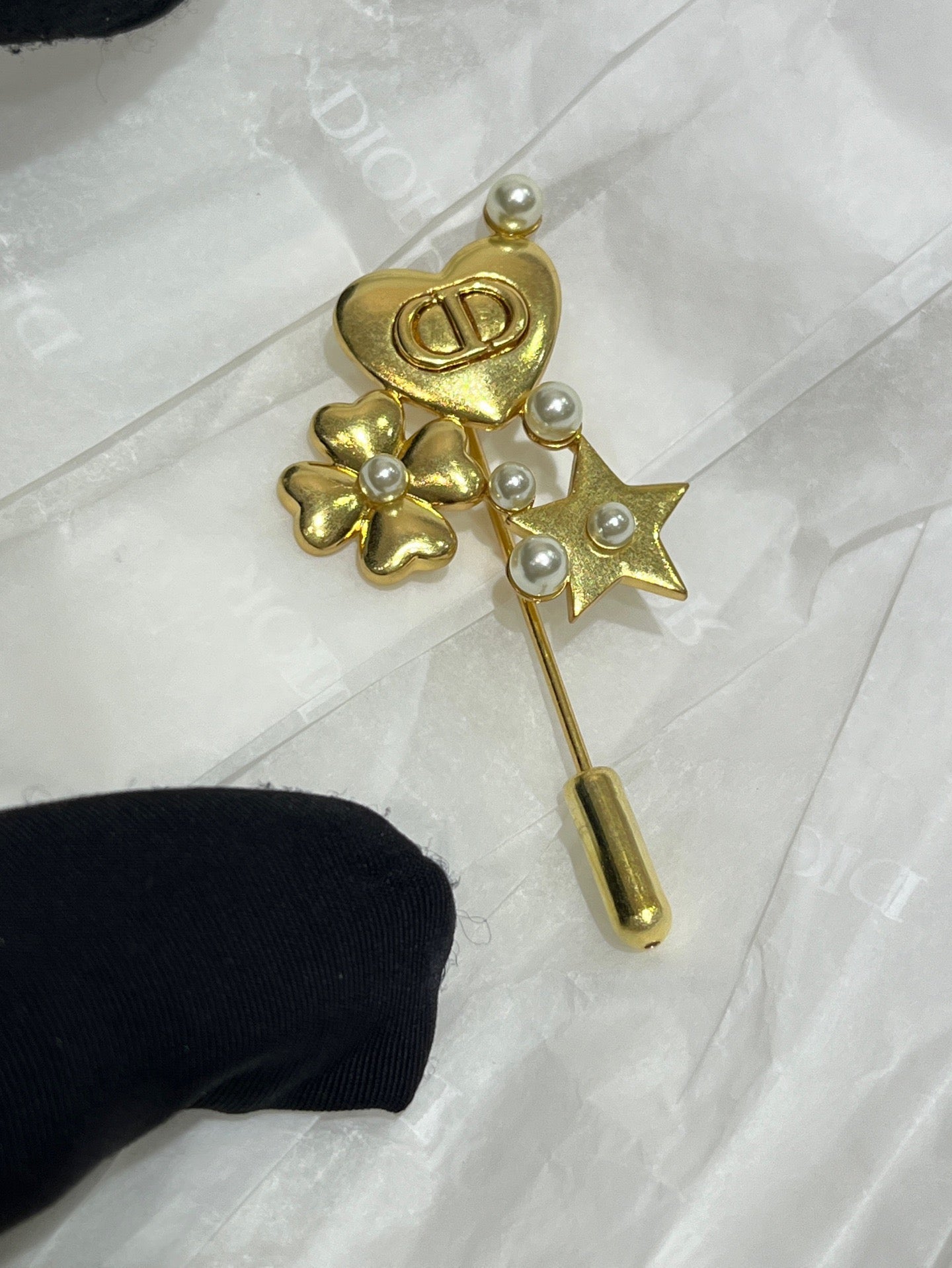 CD BROOCHE