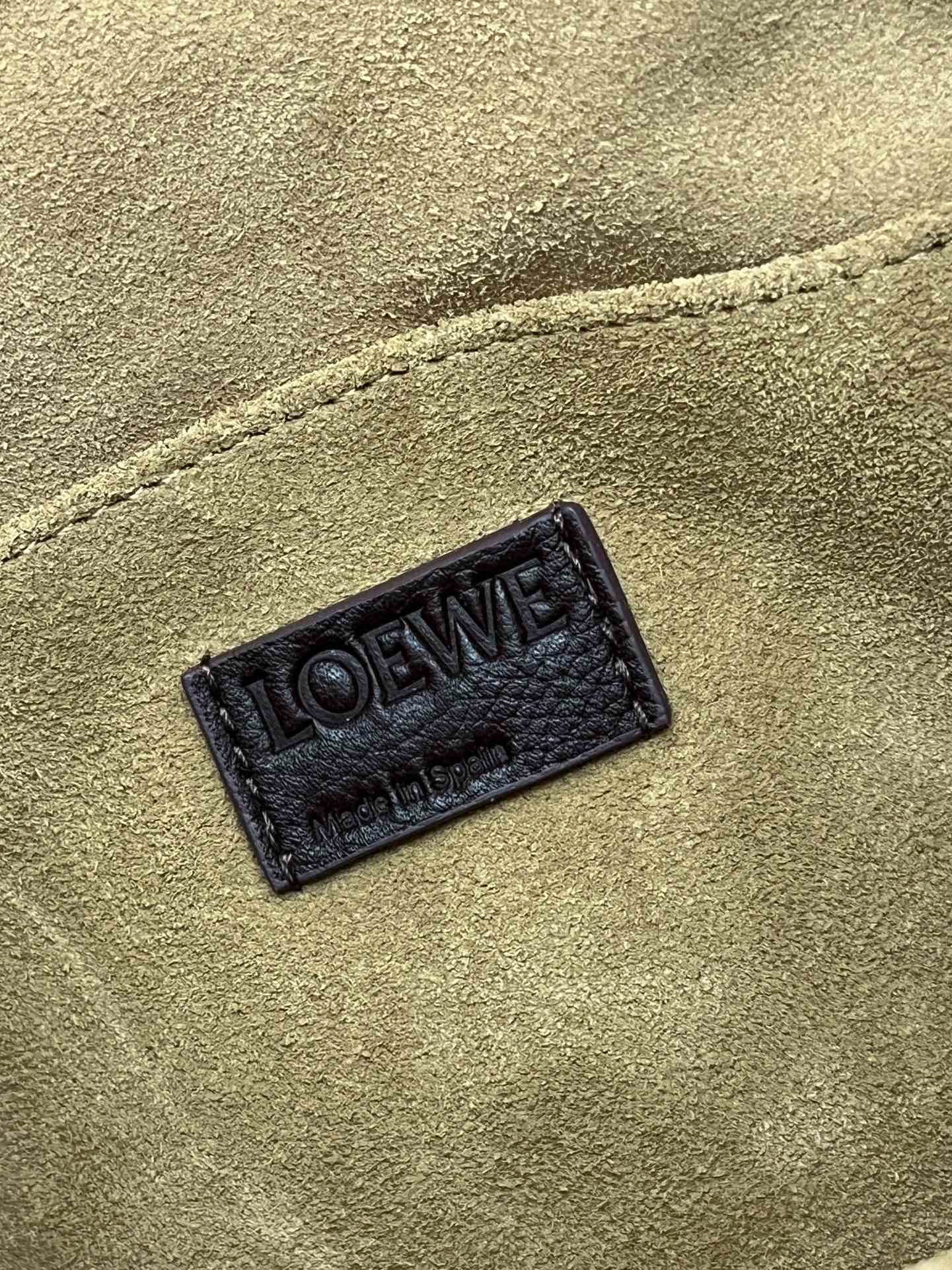 LOEW PEBBLE MESSENGER BAG