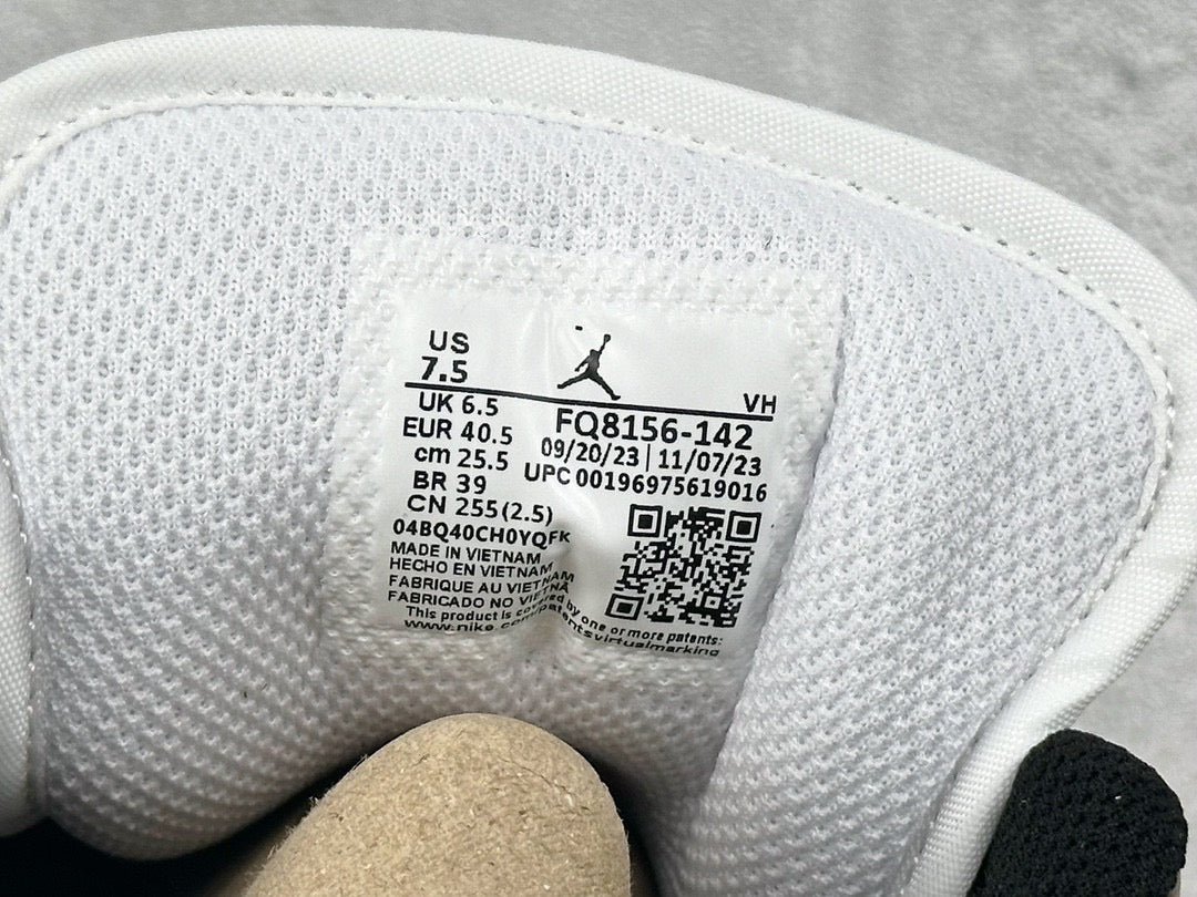 NIKE JORDAN 1GS