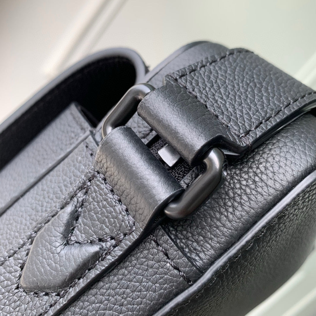 LOU BOARDING MESSENGER BAG