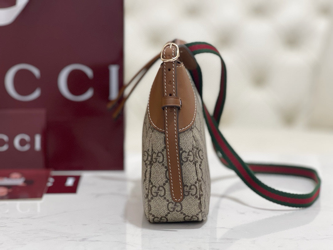 GG EMBLEM SMALL SHOULDER BAG