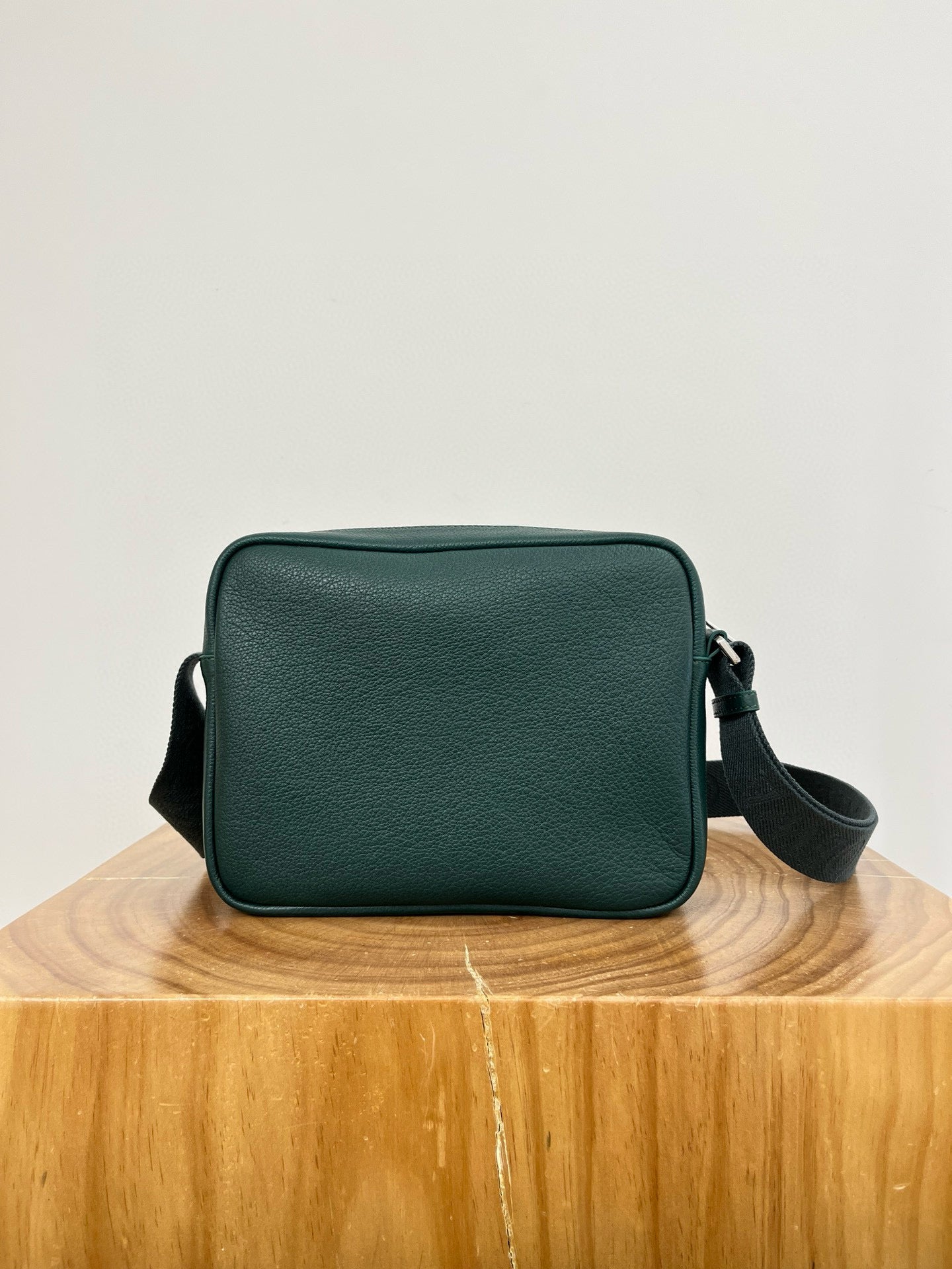 LOEW PEBBLE MESSENGER BAG