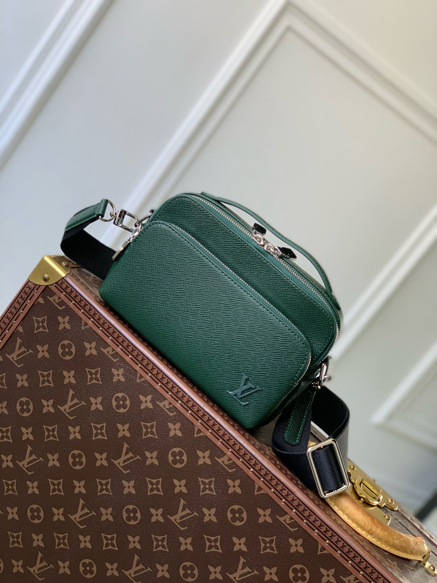 LOU AVENUE MESSENGER BAG