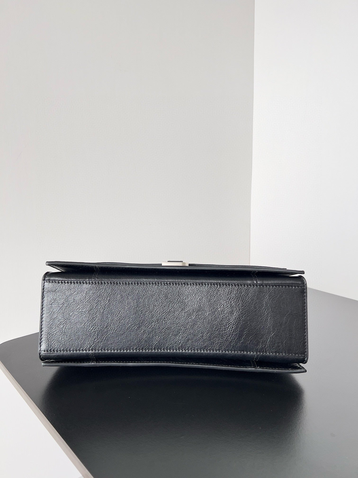 BAL MEDIUM CRUSH BAG