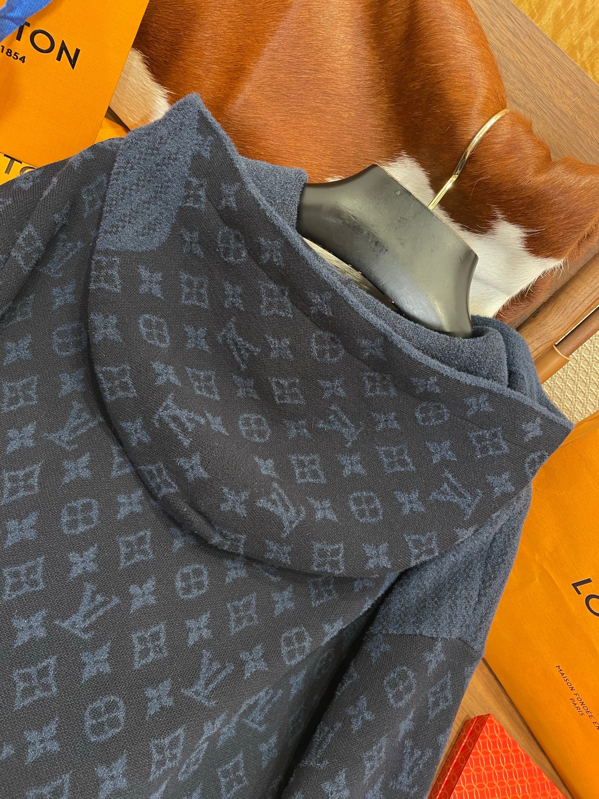 LOU HOODIE