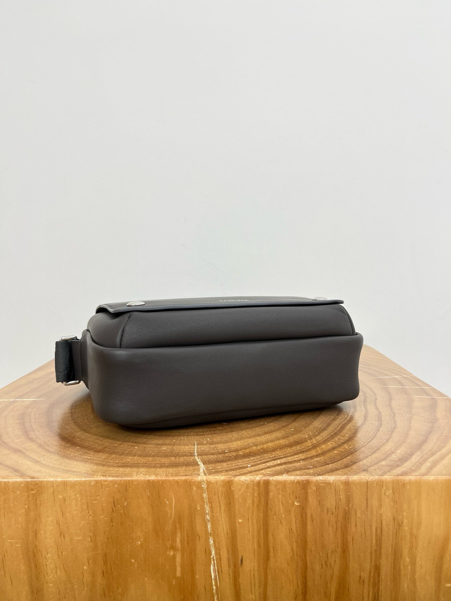 LOEW PEBBLE MESSENGER BAG