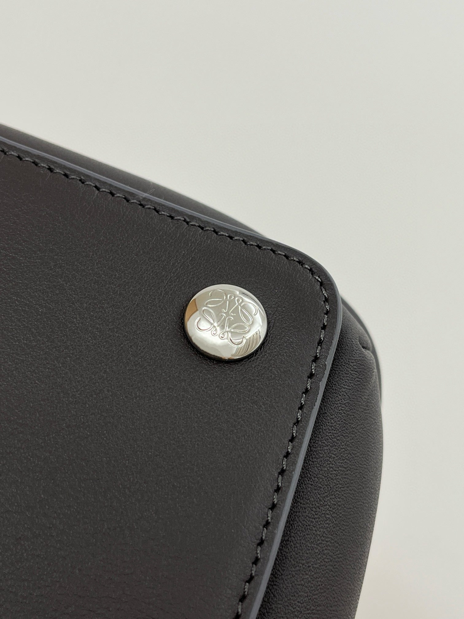 LOEW PEBBLE MESSENGER BAG