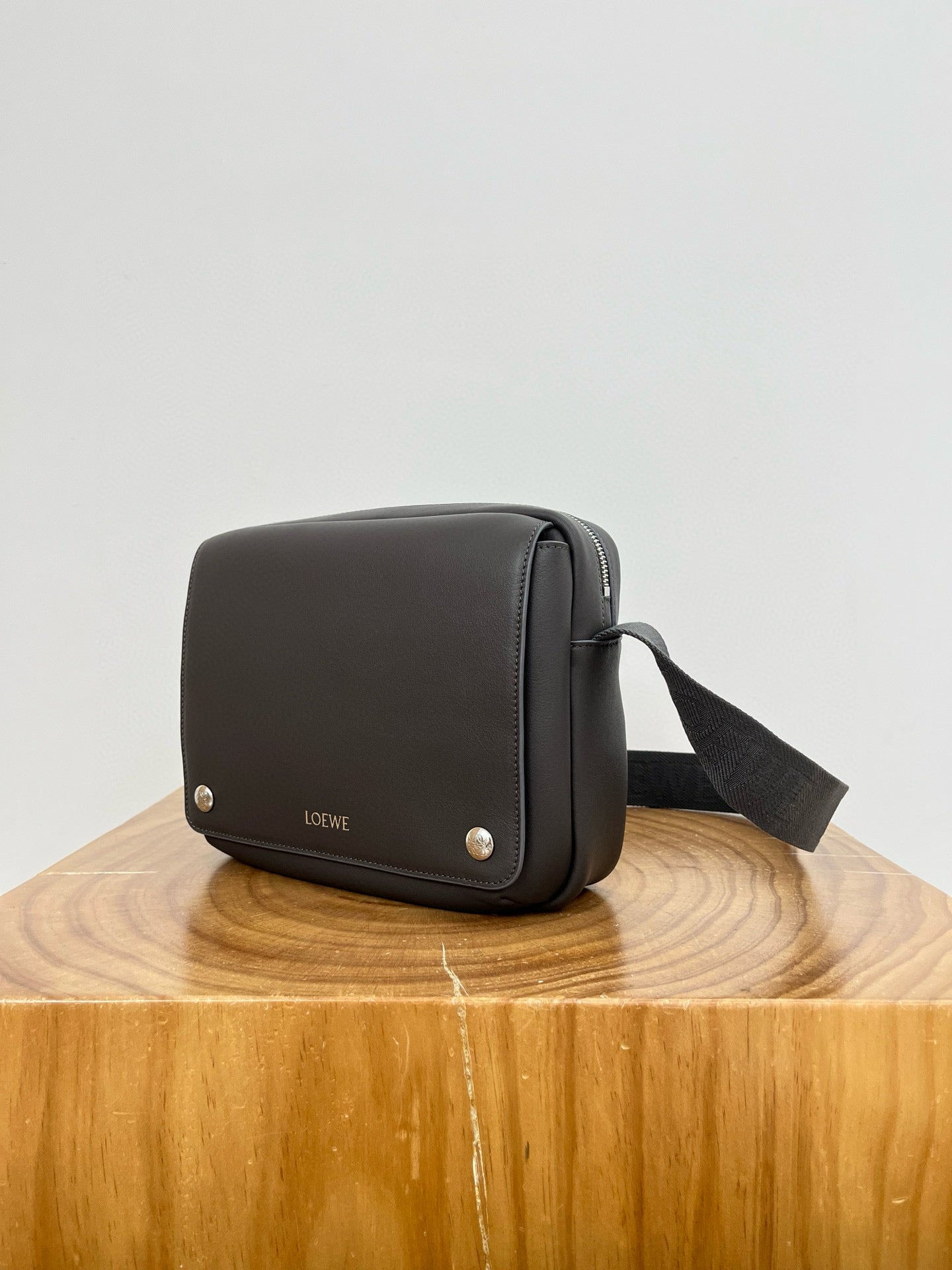 LOEW PEBBLE MESSENGER BAG