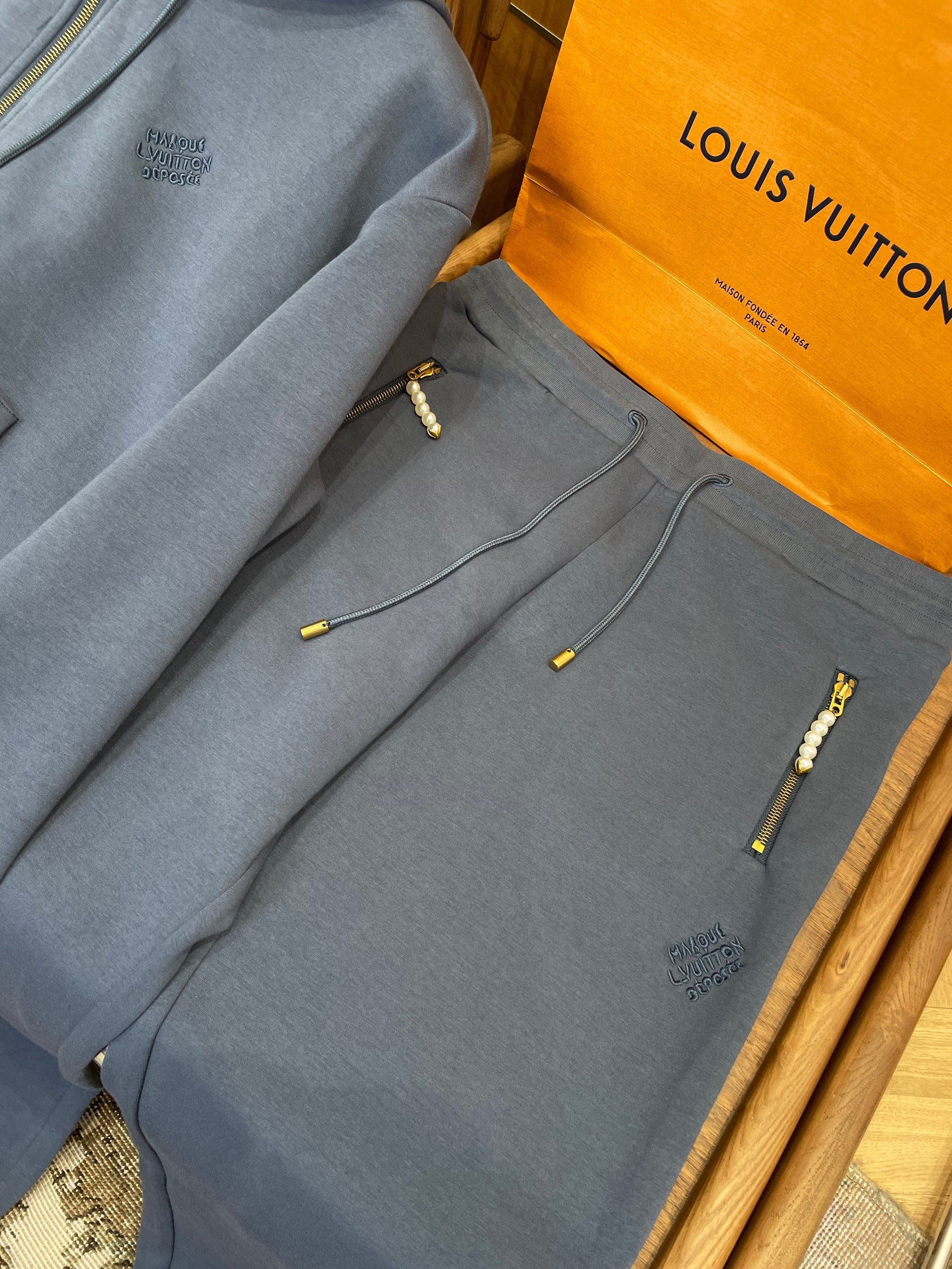 LOU ZIP HOODIE