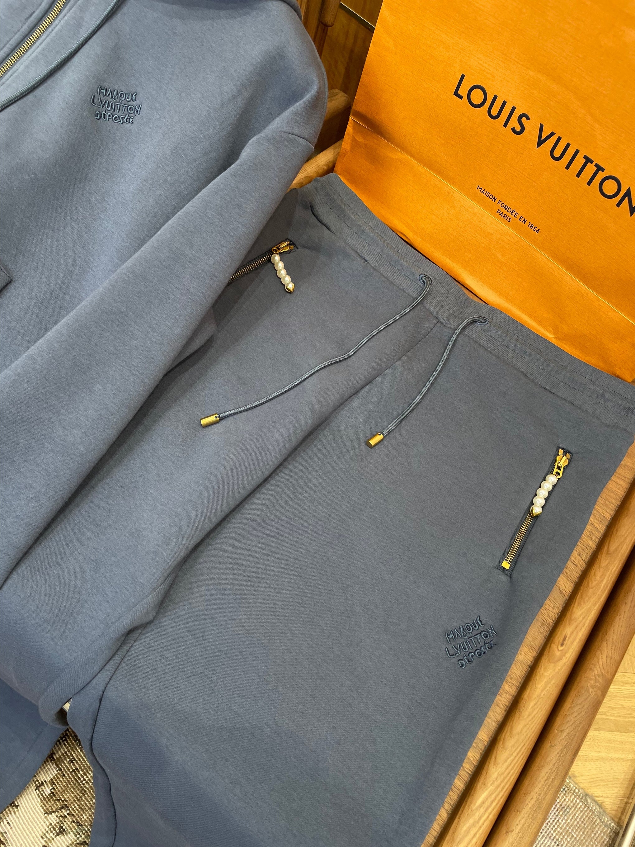 LOU ZIP HOODIE