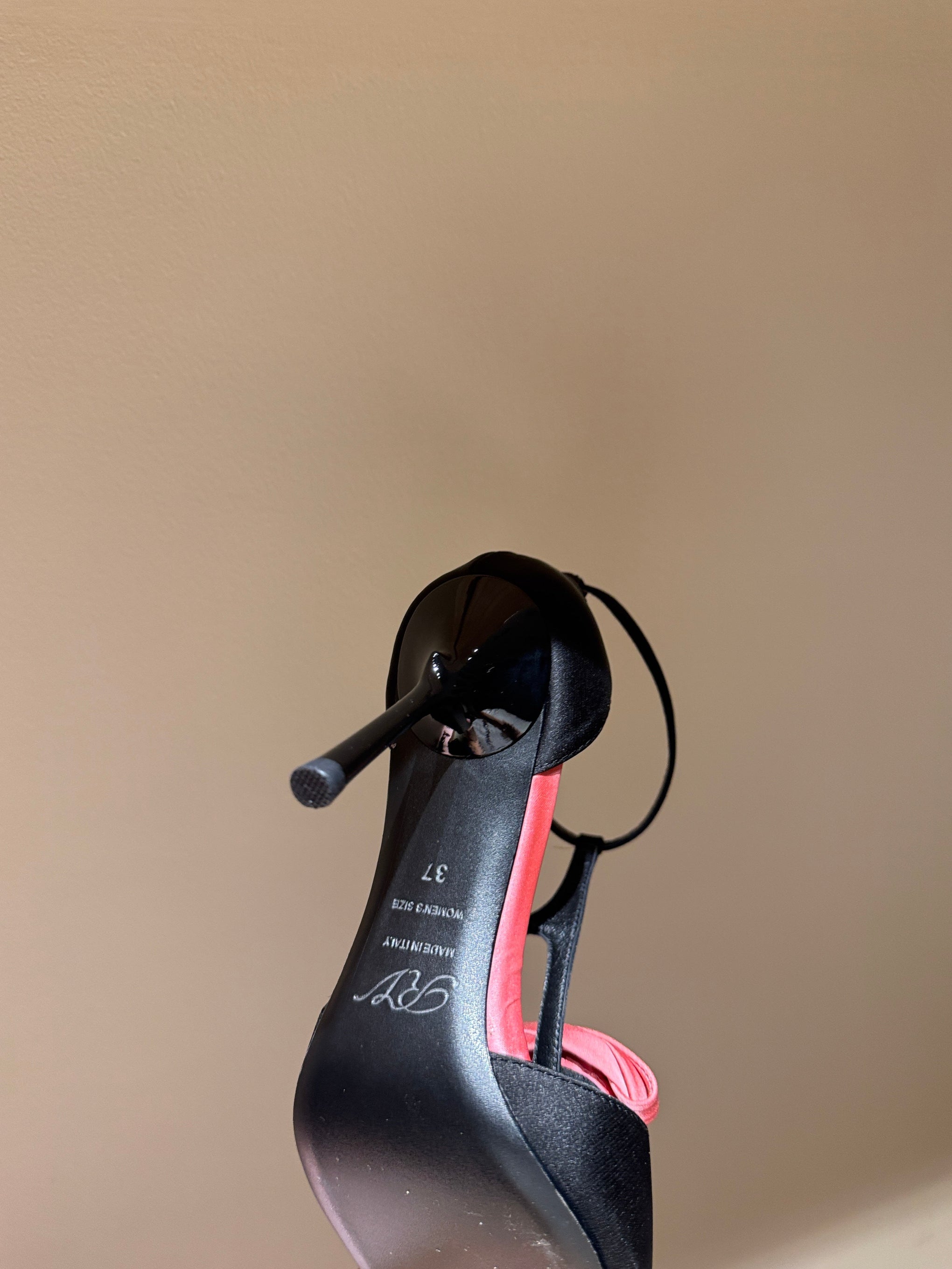 ROGER V HEELS