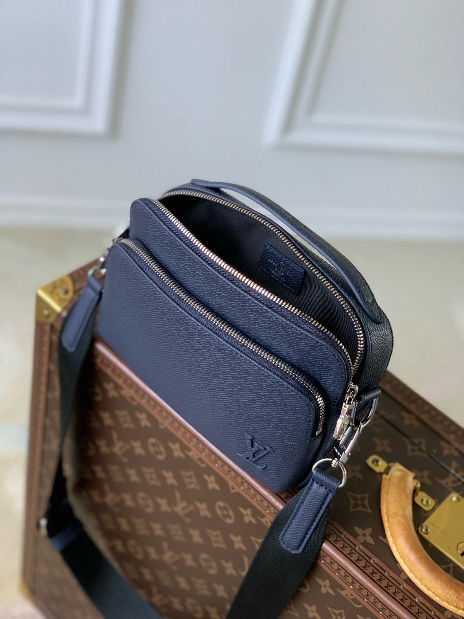 LOU AVENUE MESSENGER BAG
