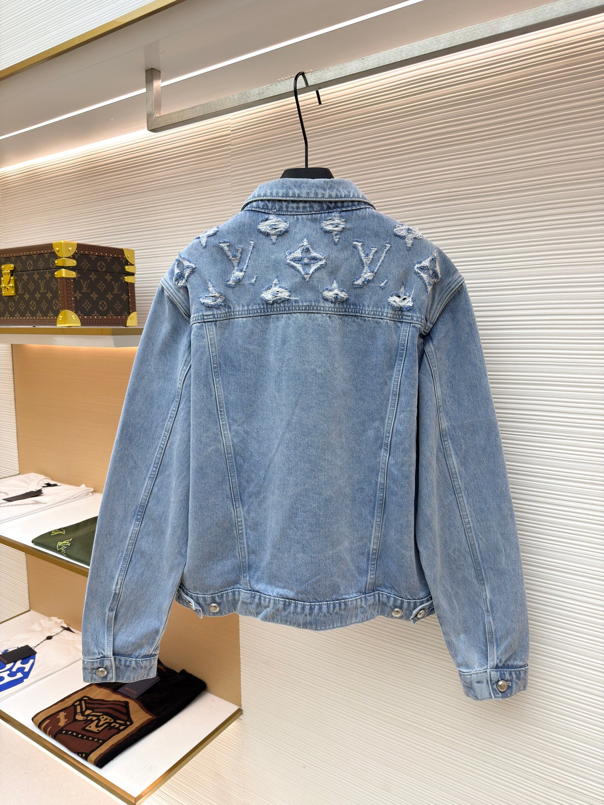 LOU DENIM TRUCKER JACKET