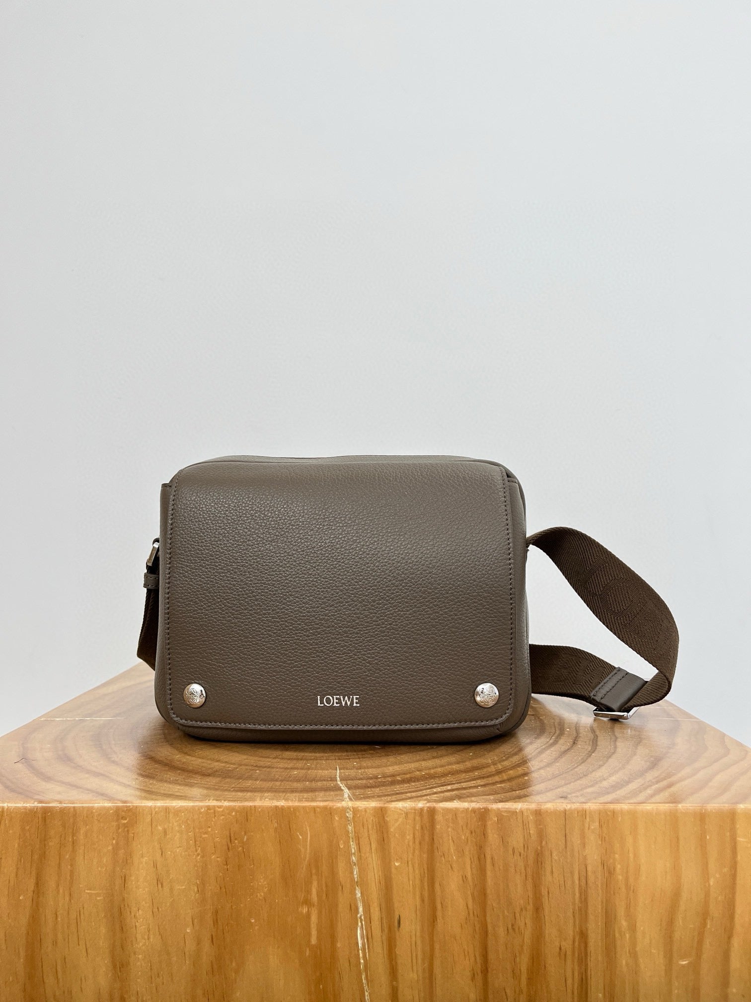 LOEW PEBBLE MESSENGER BAG