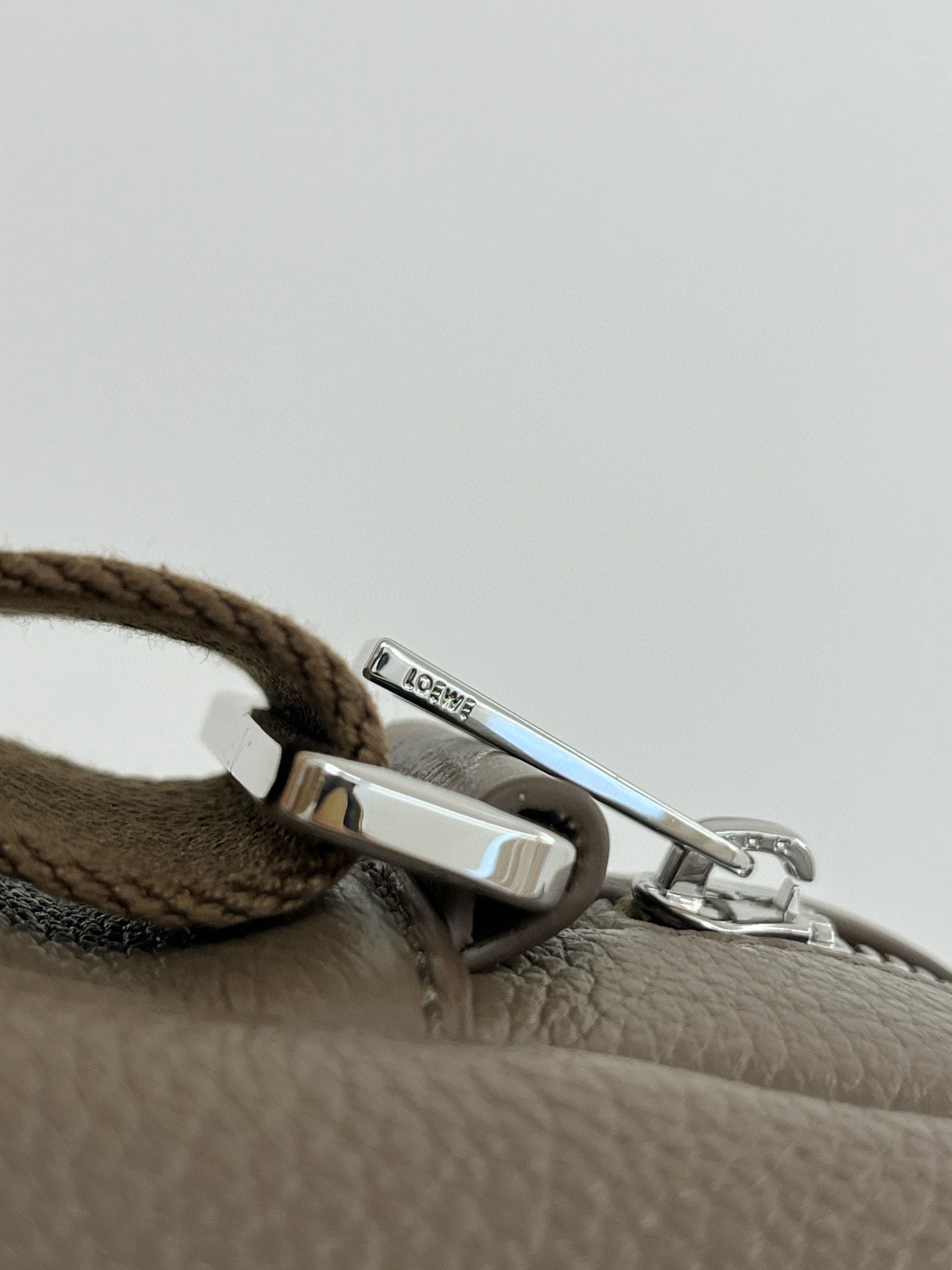 LOEW PEBBLE MESSENGER BAG