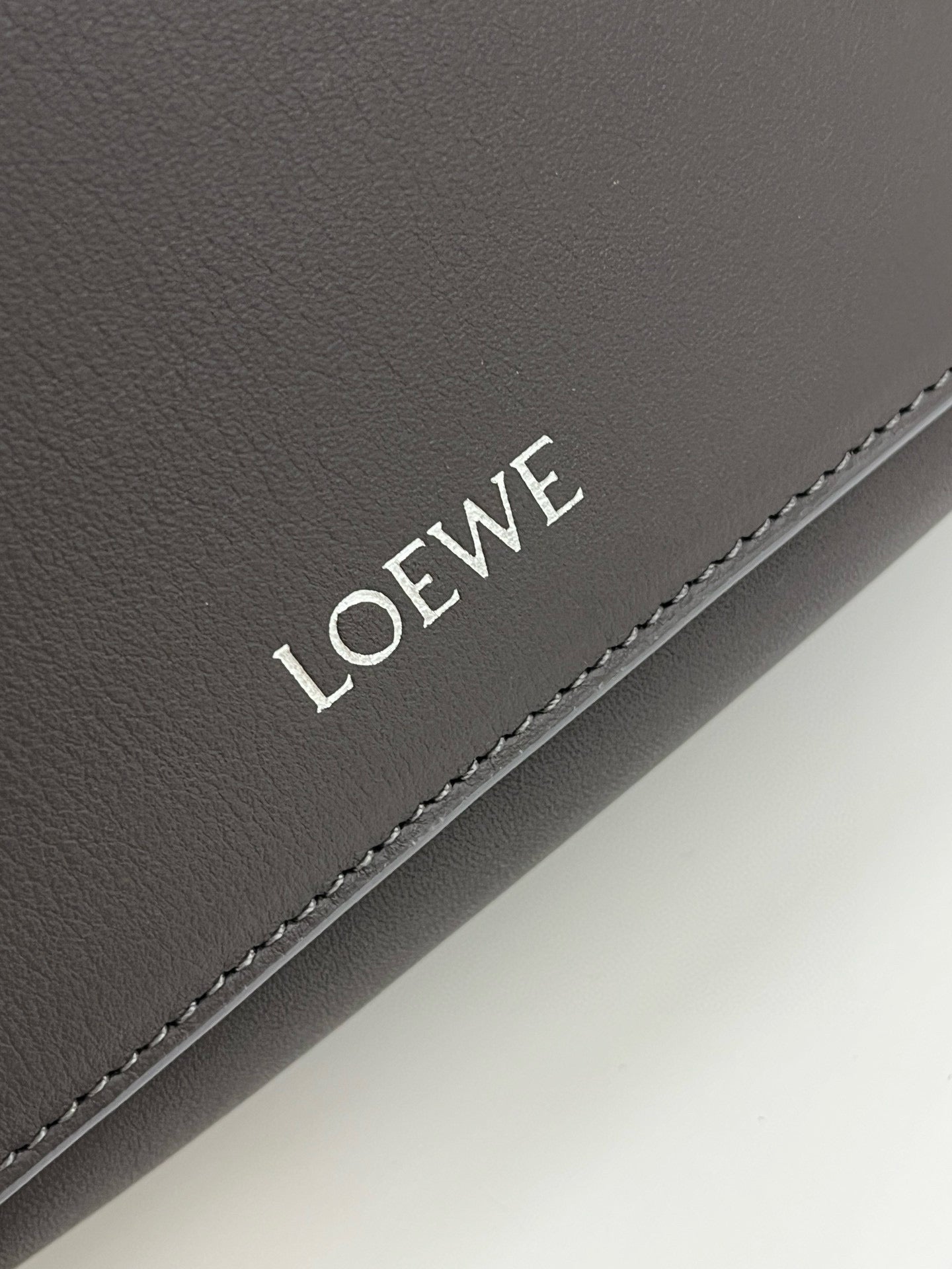 LOEW PEBBLE MESSENGER BAG