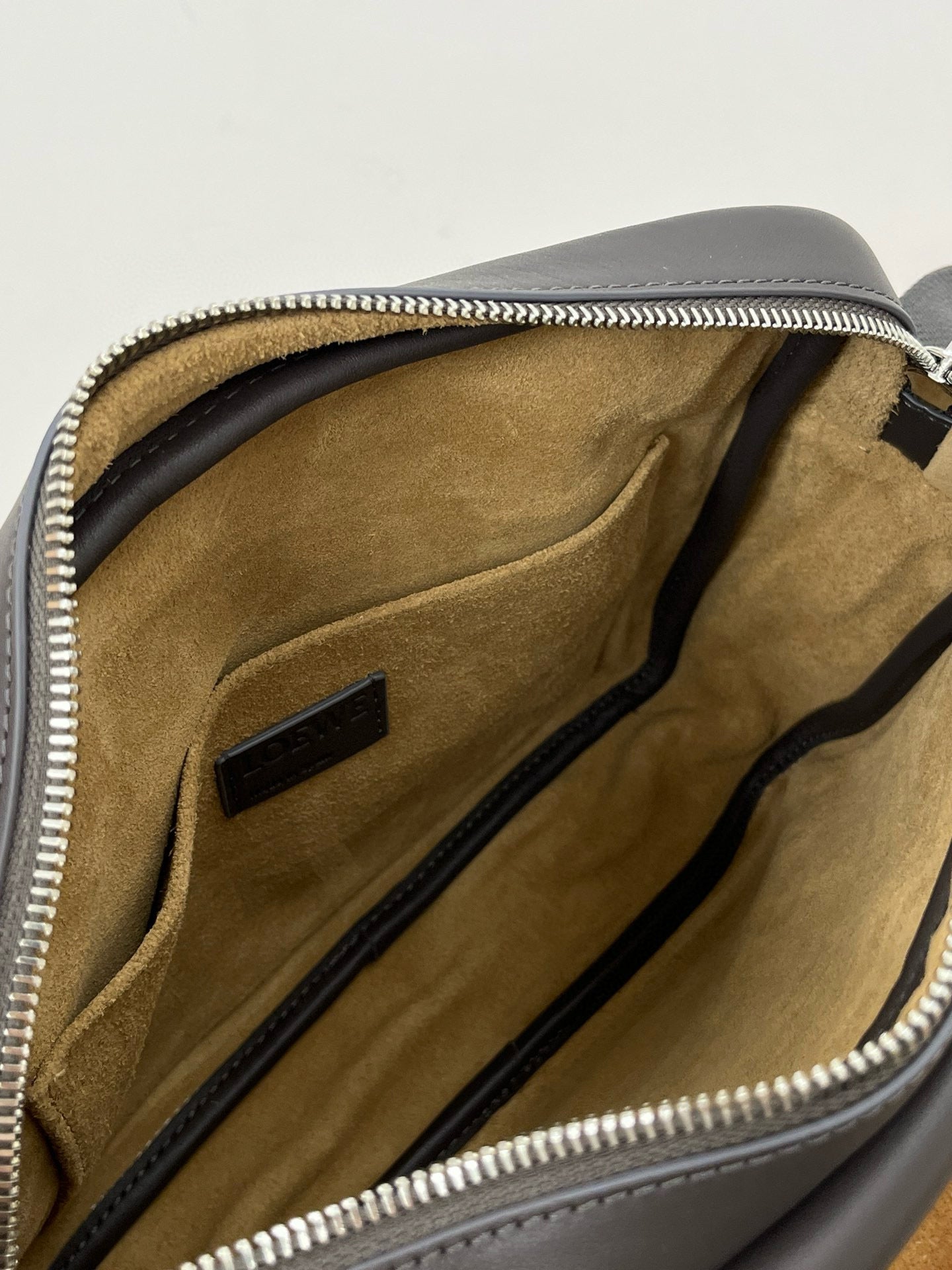 LOEW PEBBLE MESSENGER BAG