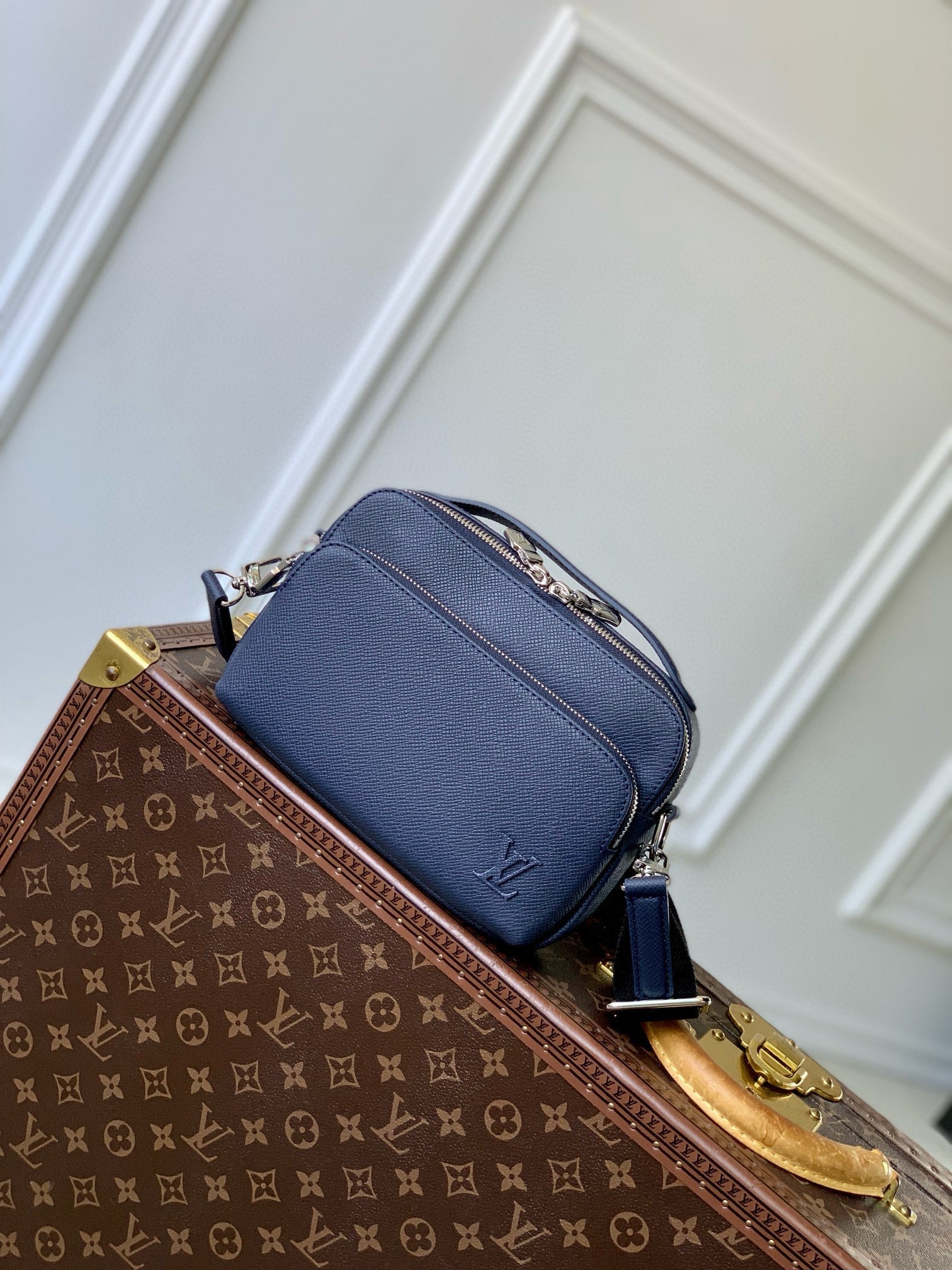 LOU AVENUE MESSENGER BAG