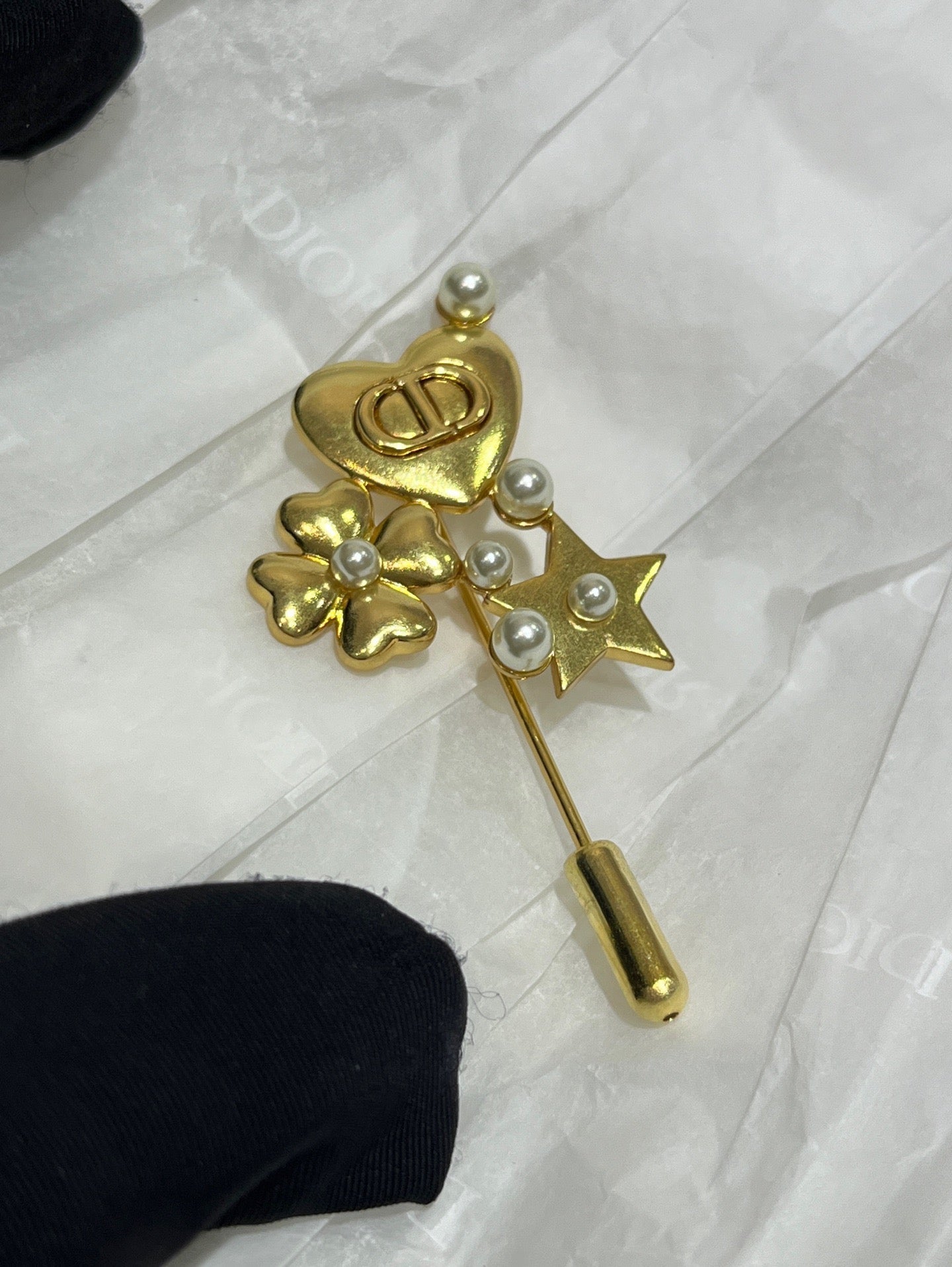 CD BROOCHE
