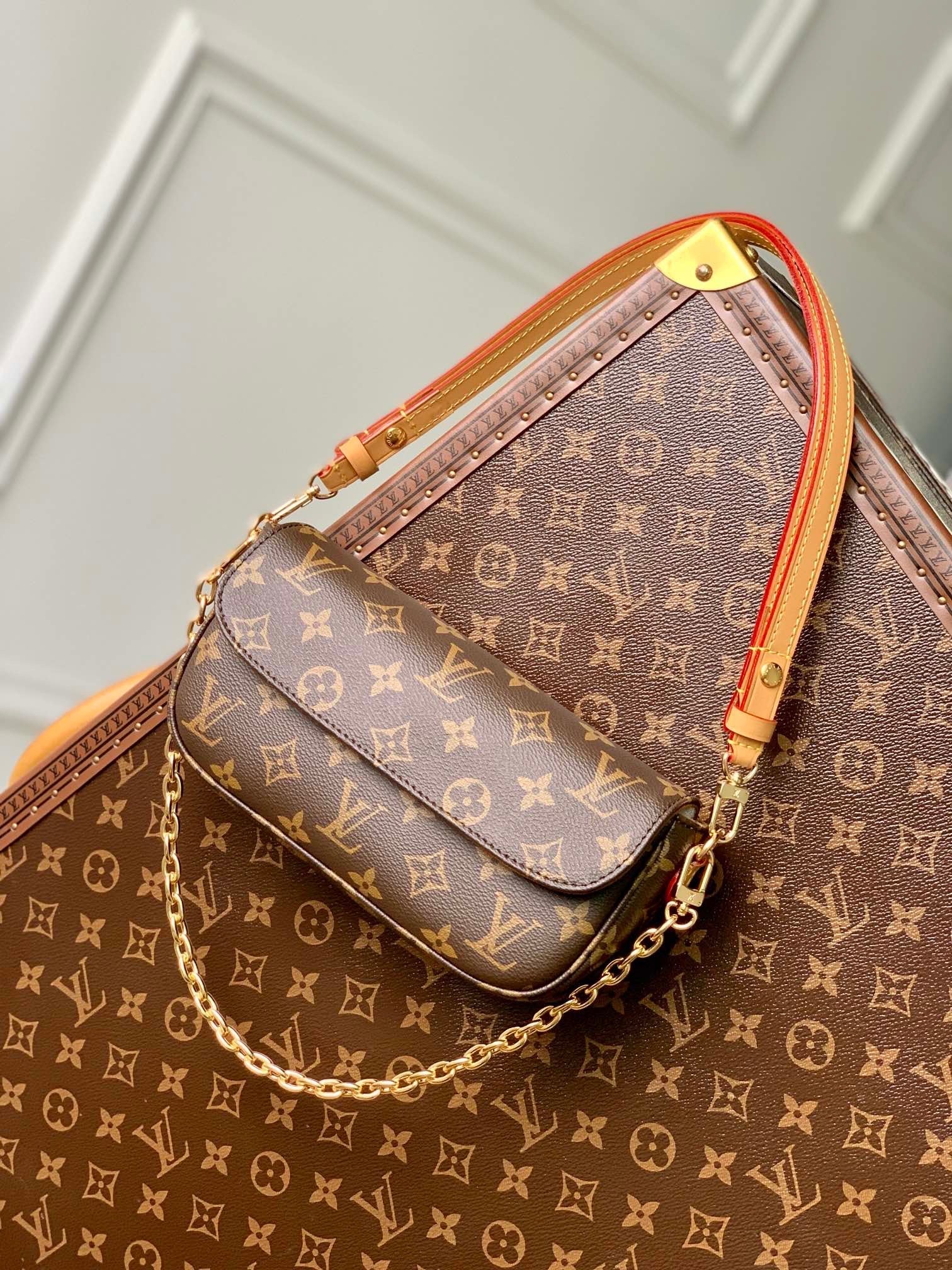 LOU IVY WALLET ON CHAIN BAG