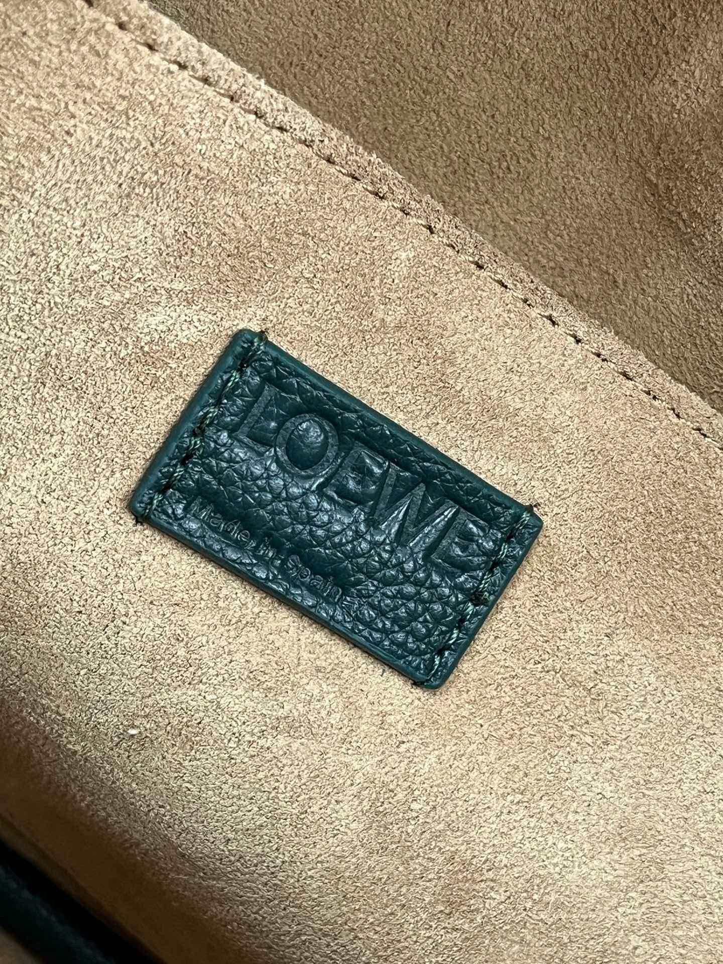 LOEW PEBBLE MESSENGER BAG