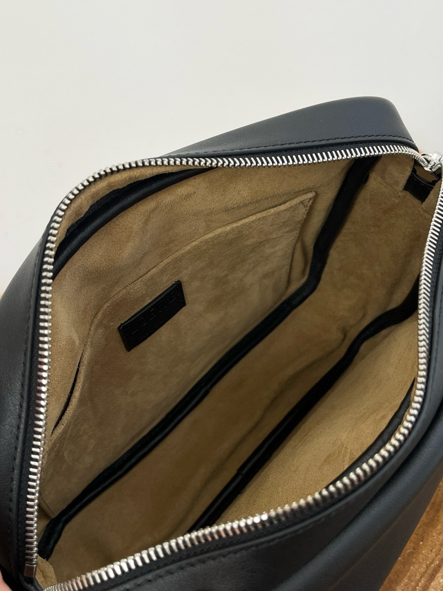 LOEW PEBBLE MESSENGER BAG
