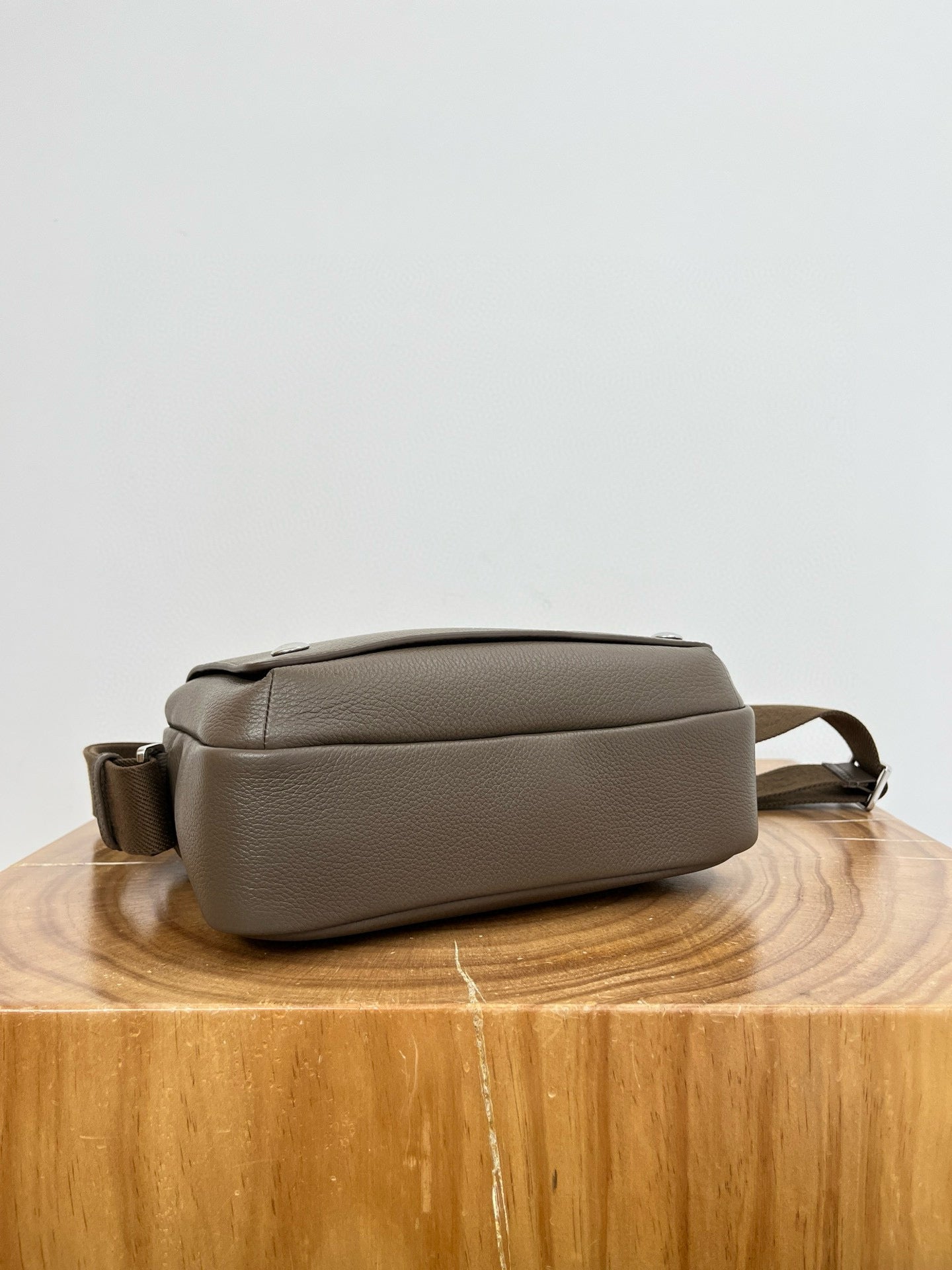 LOEW PEBBLE MESSENGER BAG