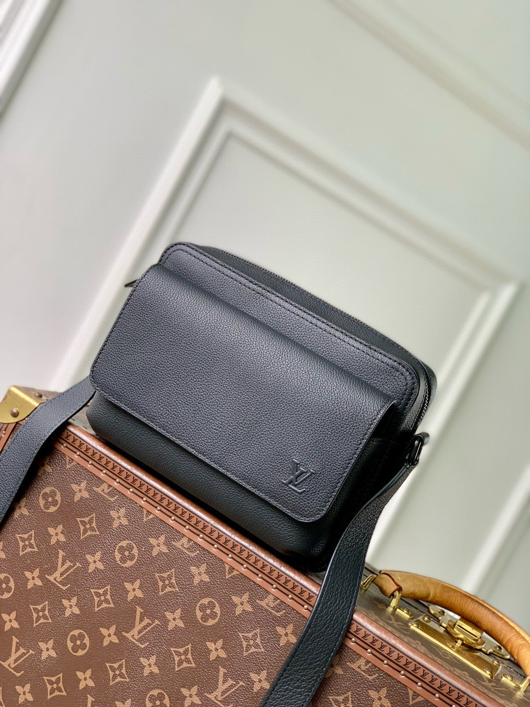 LOU BOARDING MESSENGER BAG