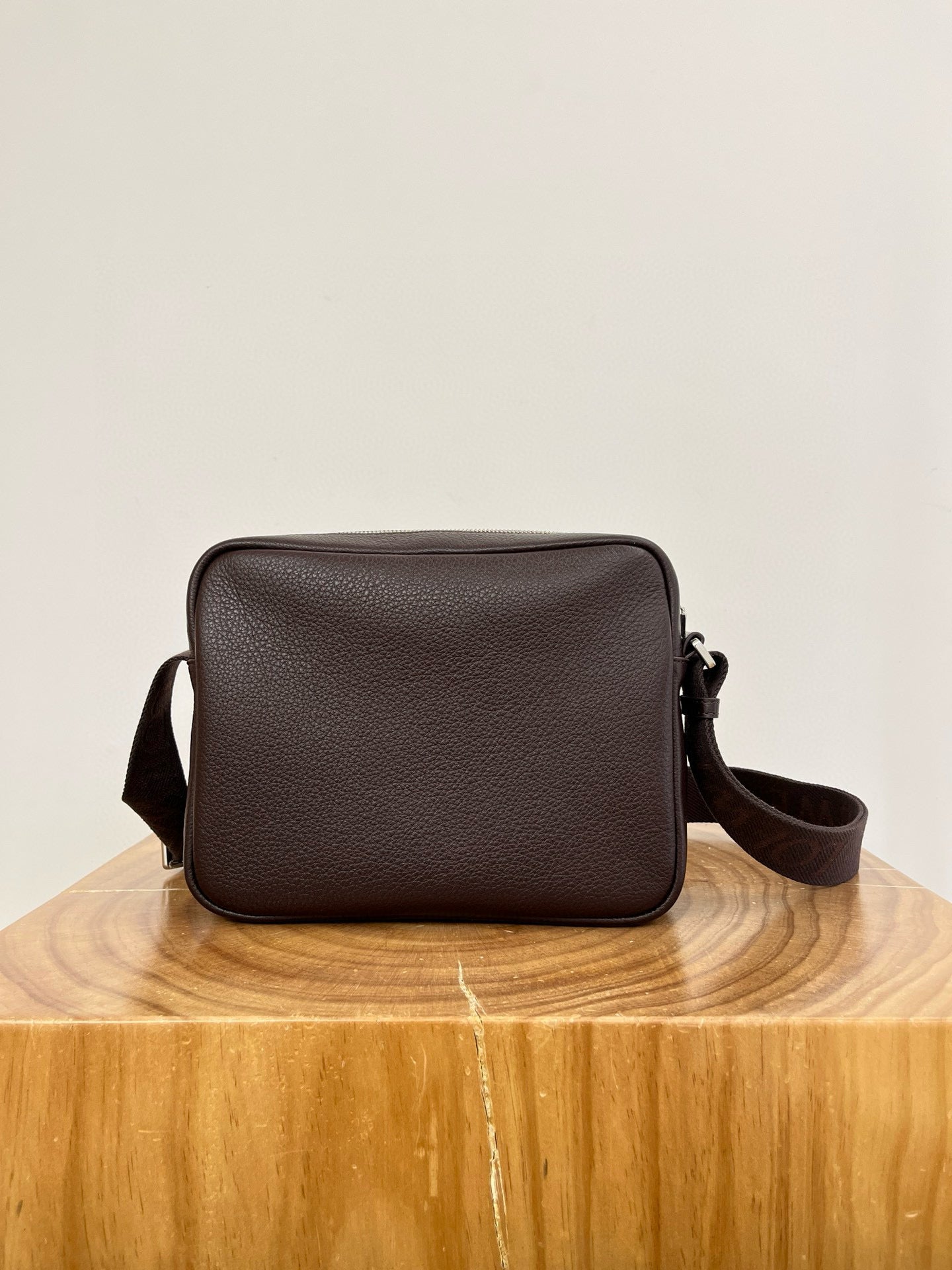 LOEW PEBBLE MESSENGER BAG