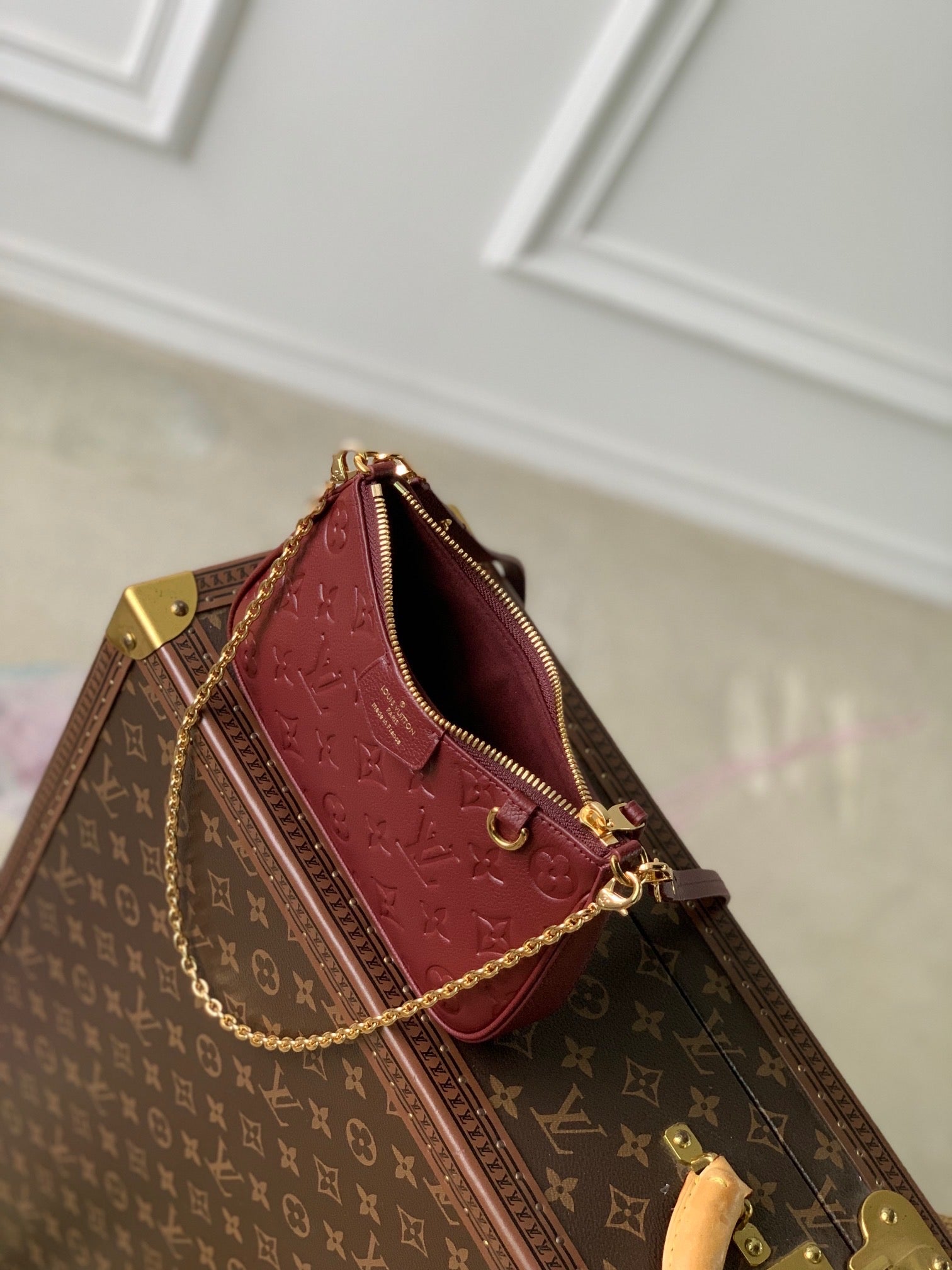 LOU EASY POUCH ON STRAP