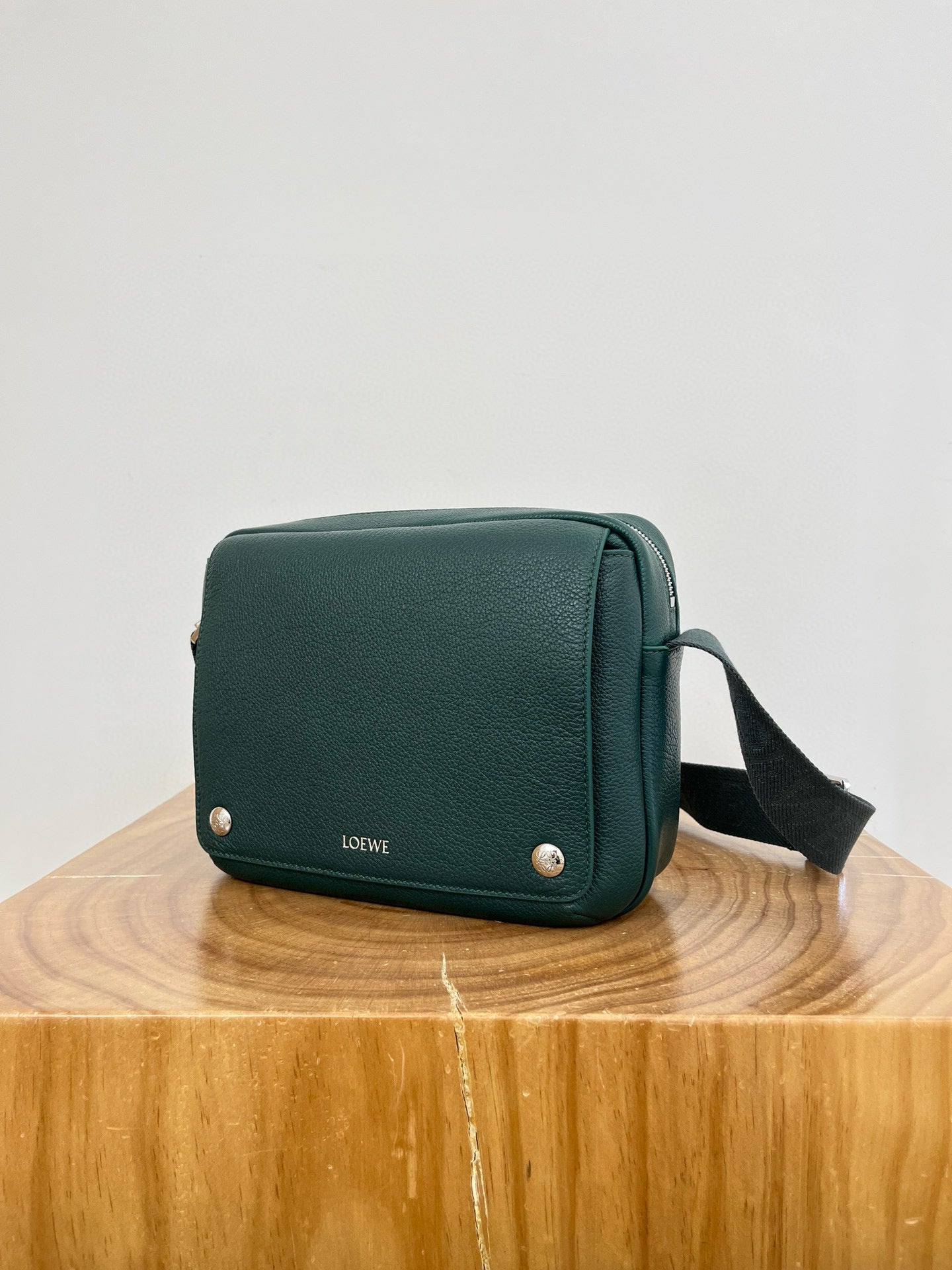 LOEW PEBBLE MESSENGER BAG