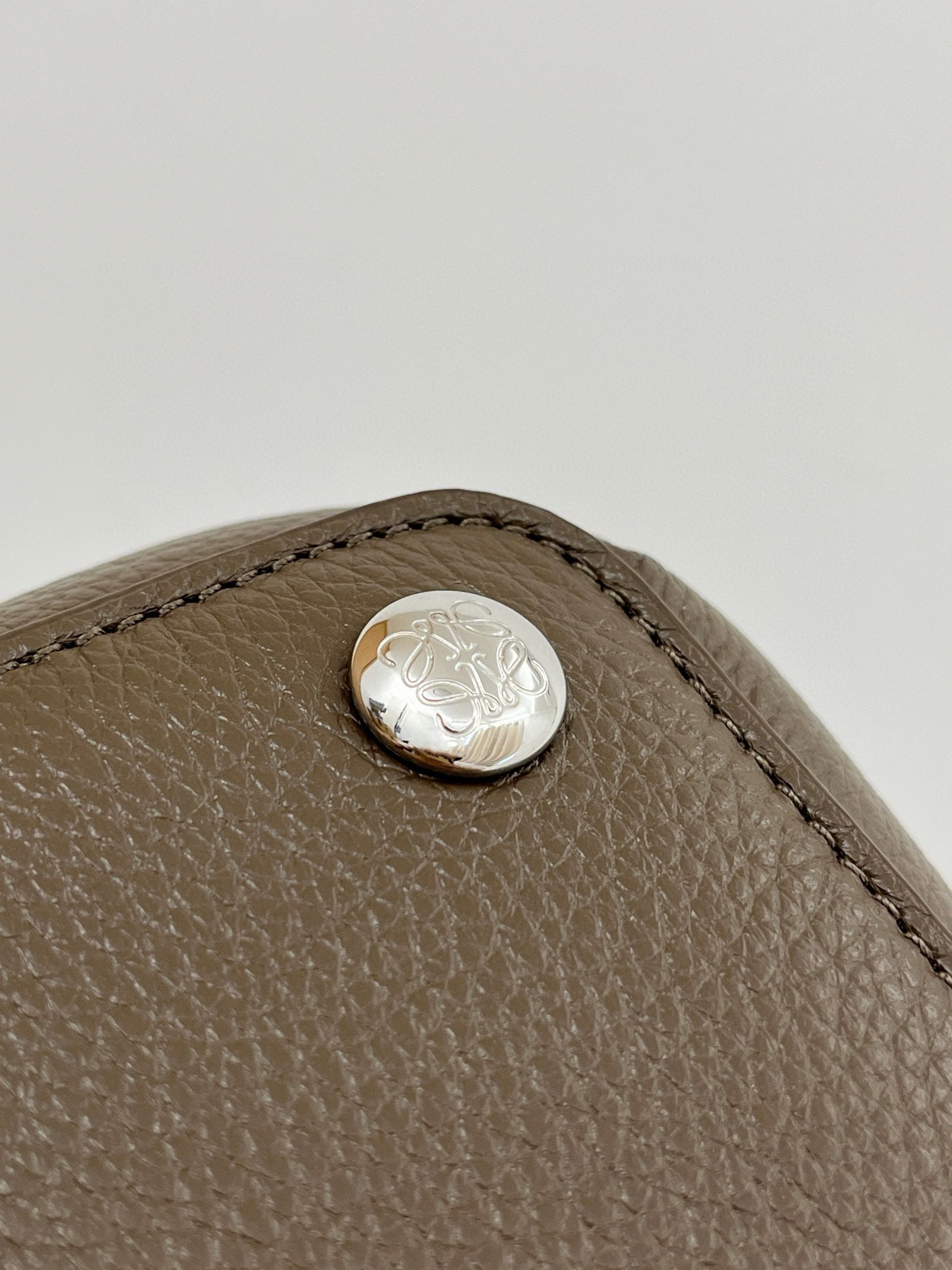 LOEW PEBBLE MESSENGER BAG