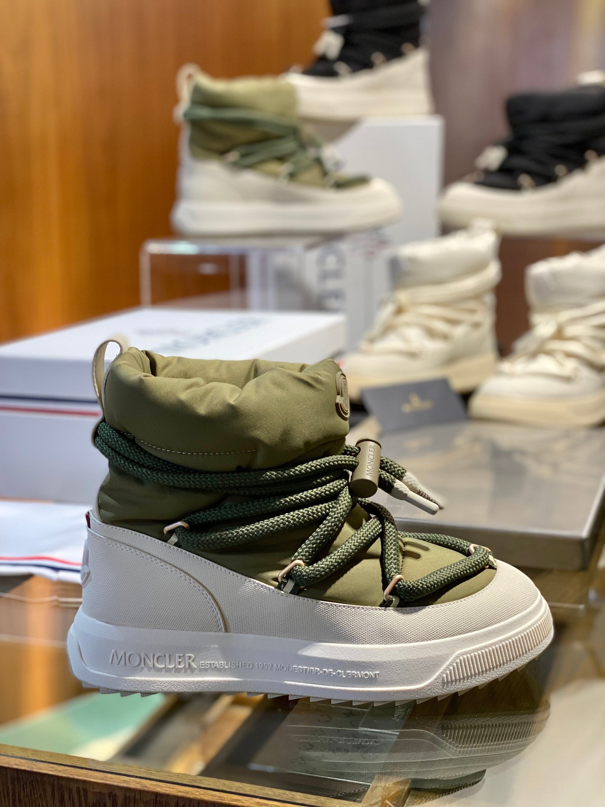 MONC ALTIVE MID SNOW BOOTS