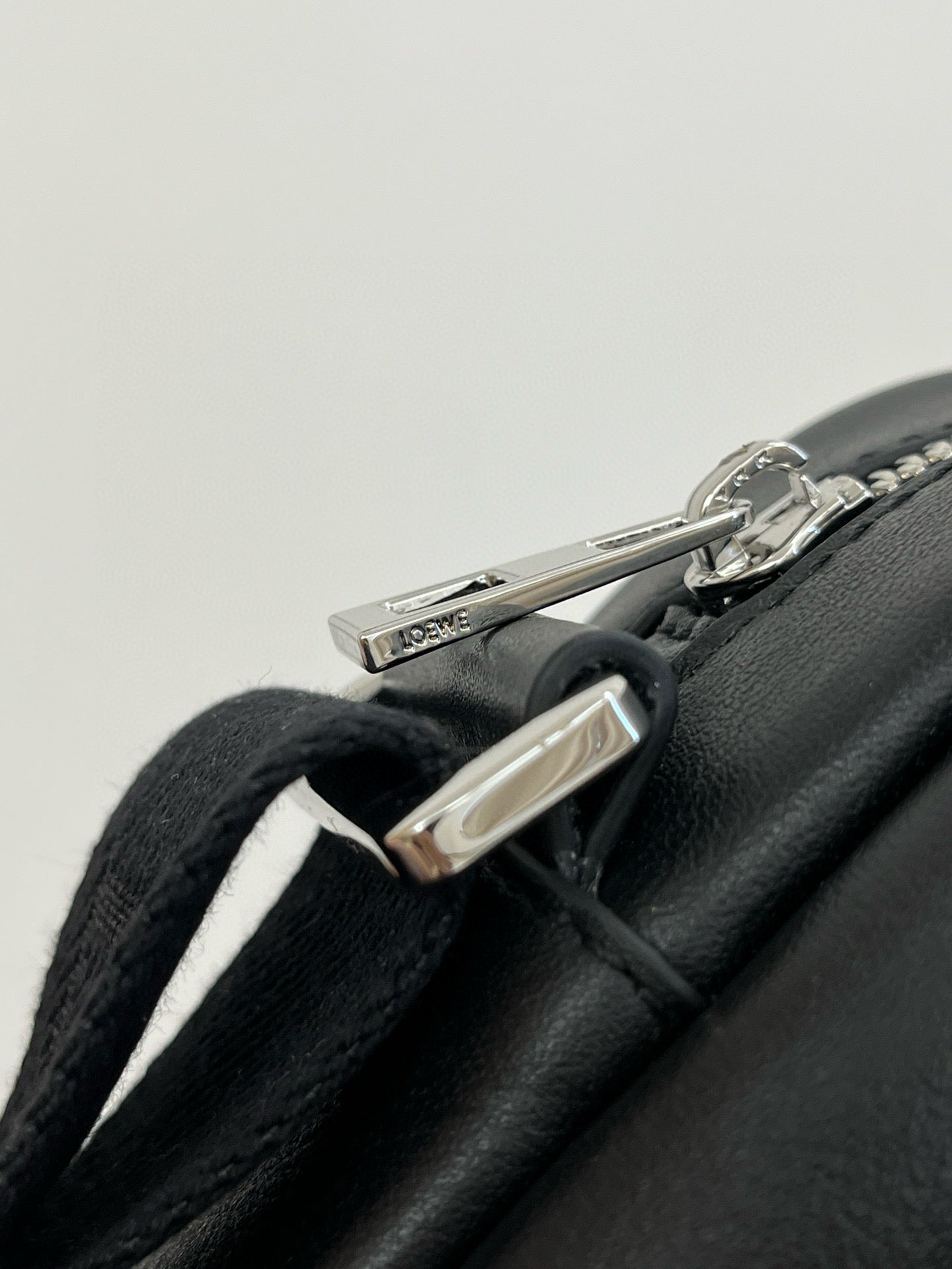 LOEW PEBBLE MESSENGER BAG