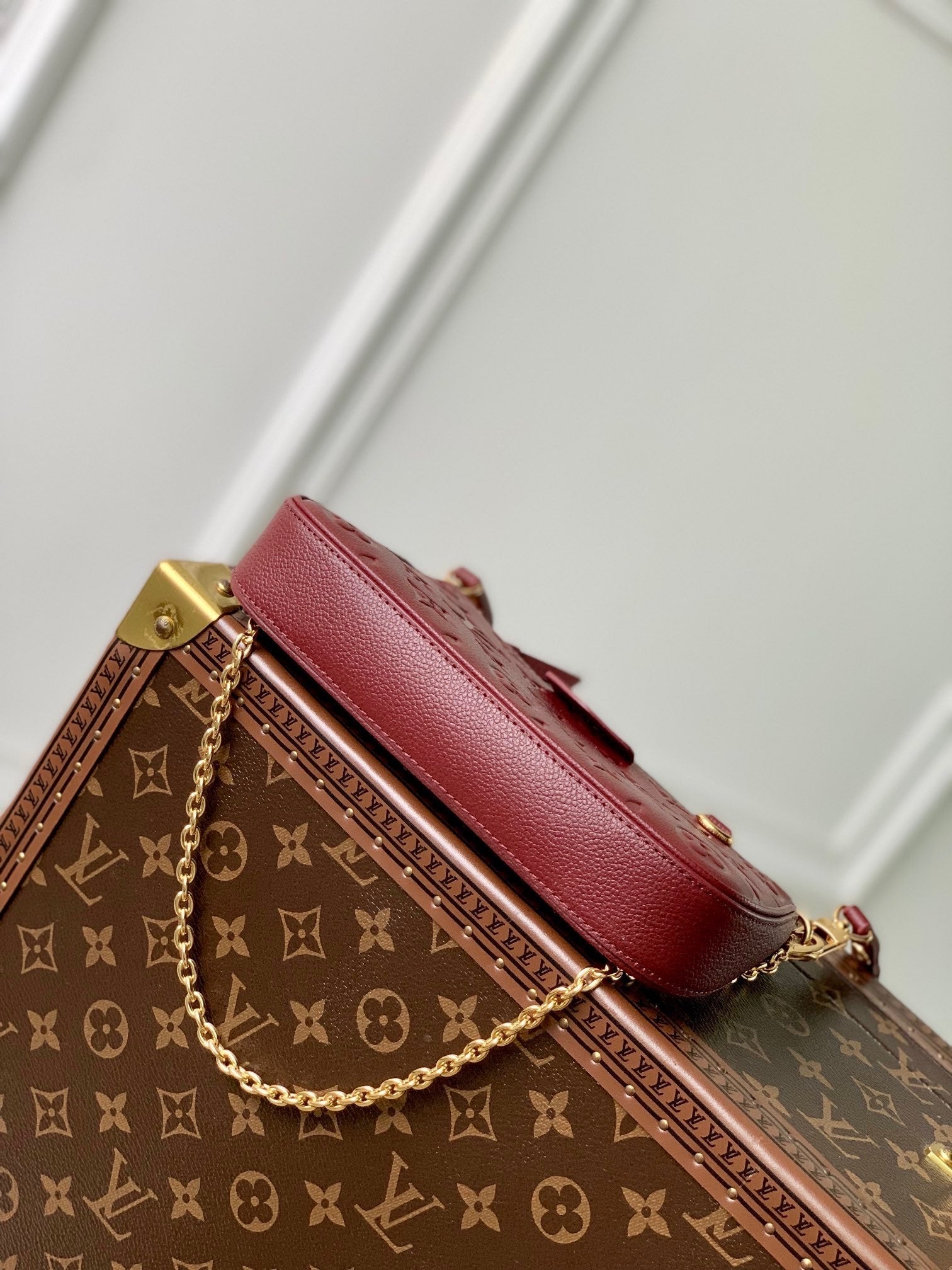 LOU EASY POUCH ON STRAP