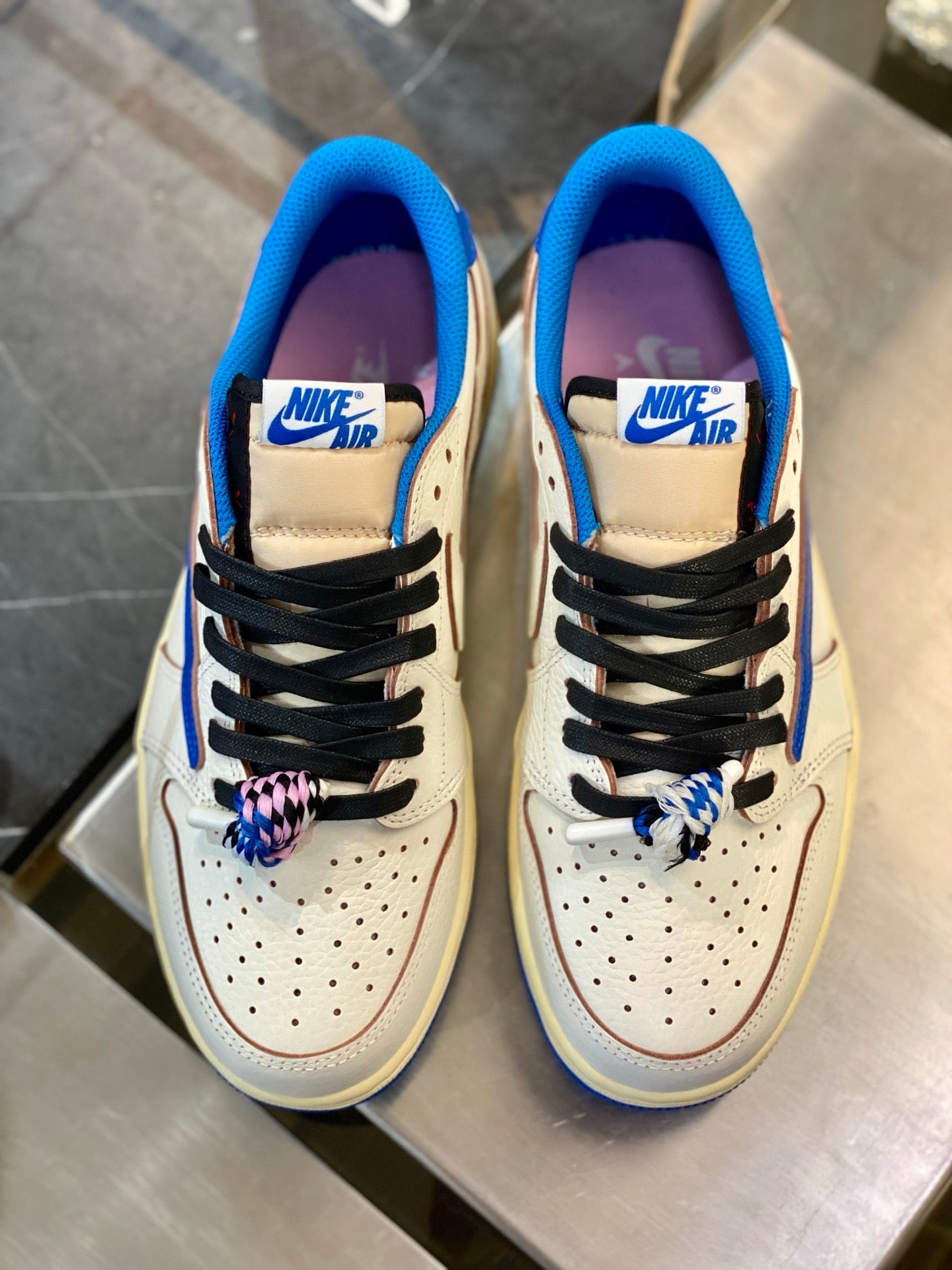 TRAVIS S x JORDAN 1 LOW SNEAKERS