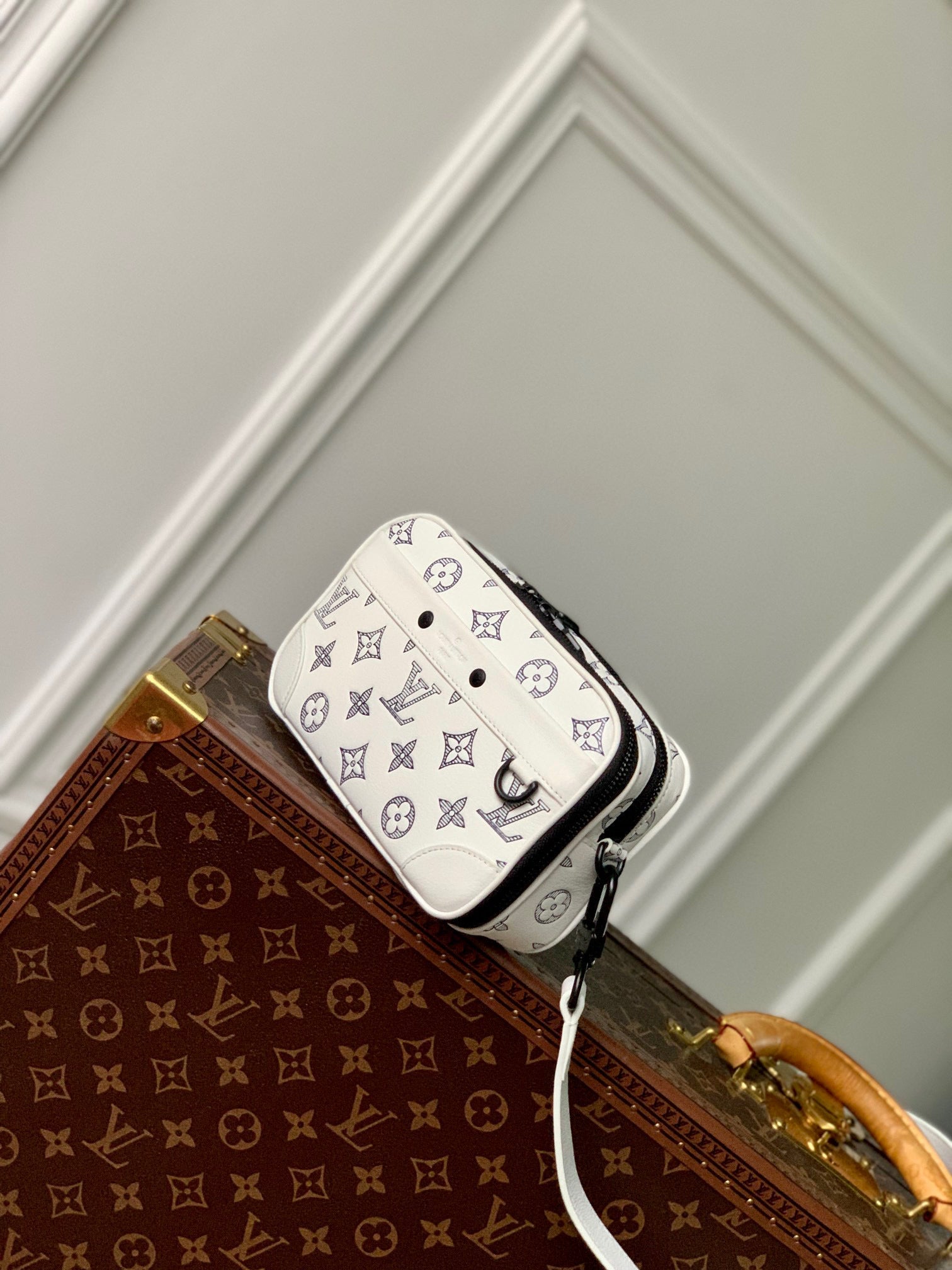 LOU ALPHA WEARABLE WALLET