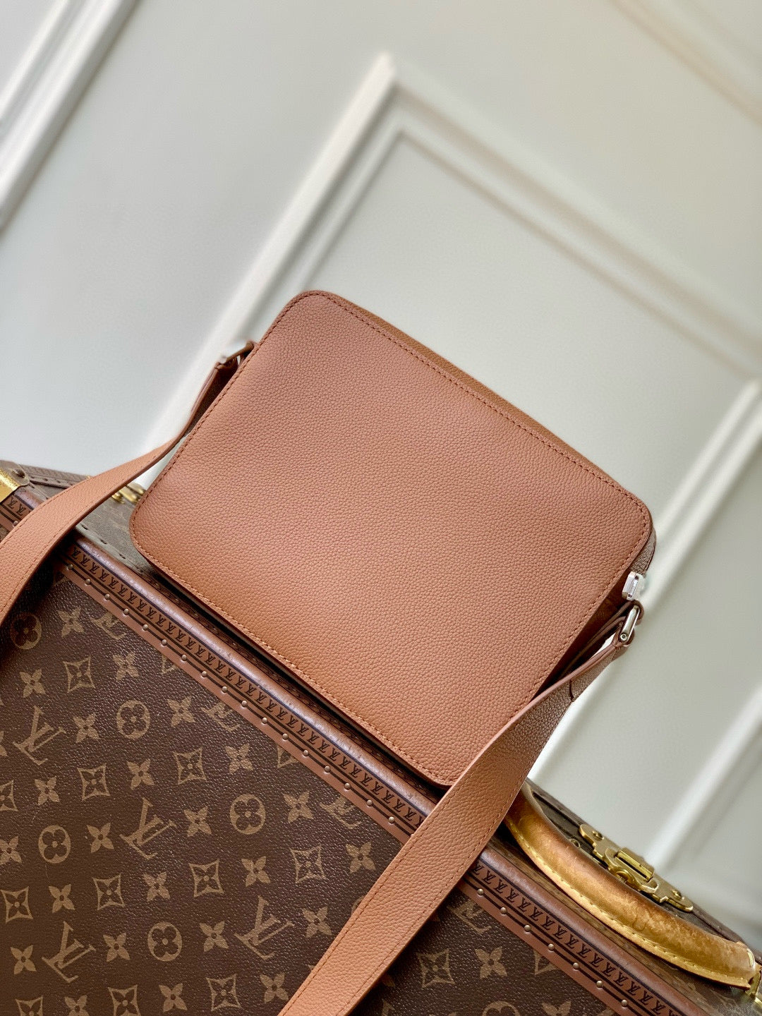 LOU BOARDING MESSENGER BAG