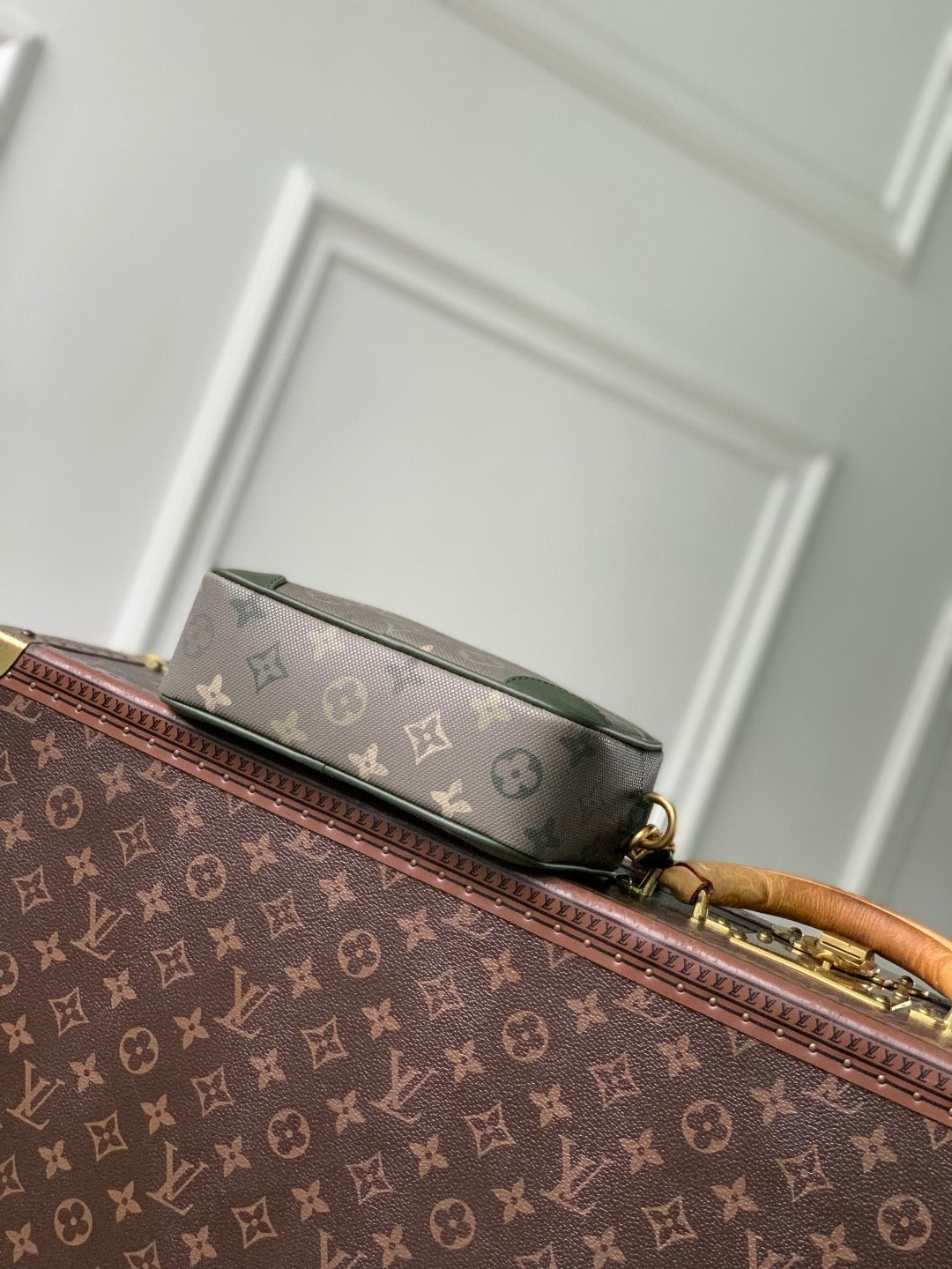 LOU TROCADERO WEARABLE WALLET